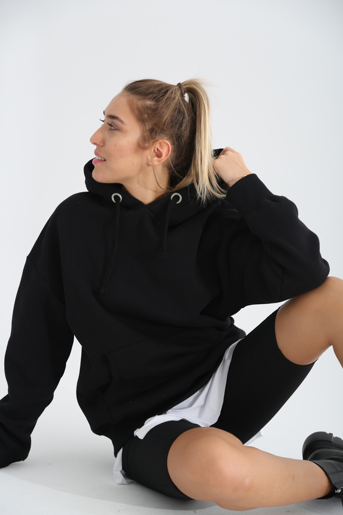 Siyah Kapşonlu Sweatshirt 