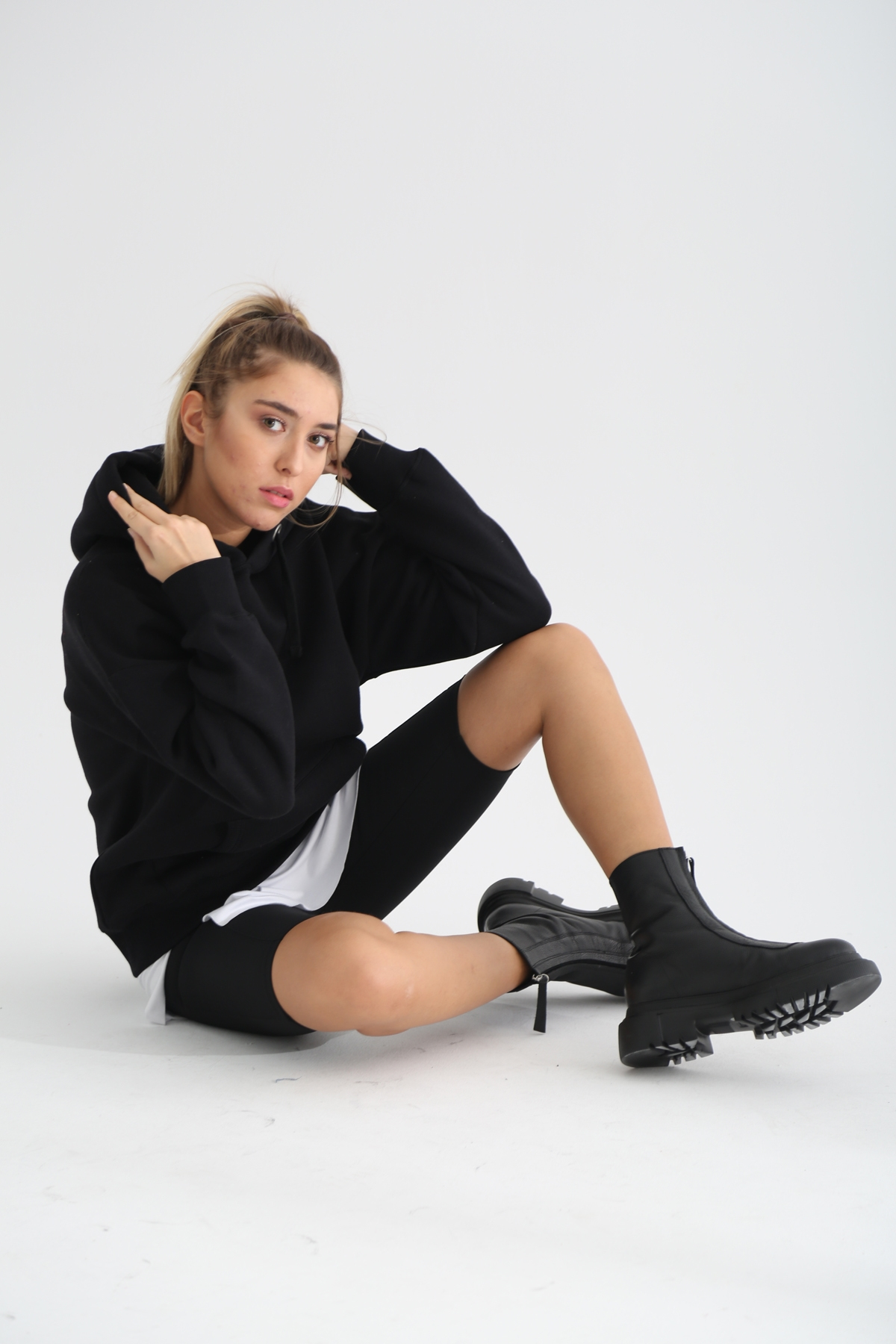 Siyah Kapşonlu Sweatshirt 
