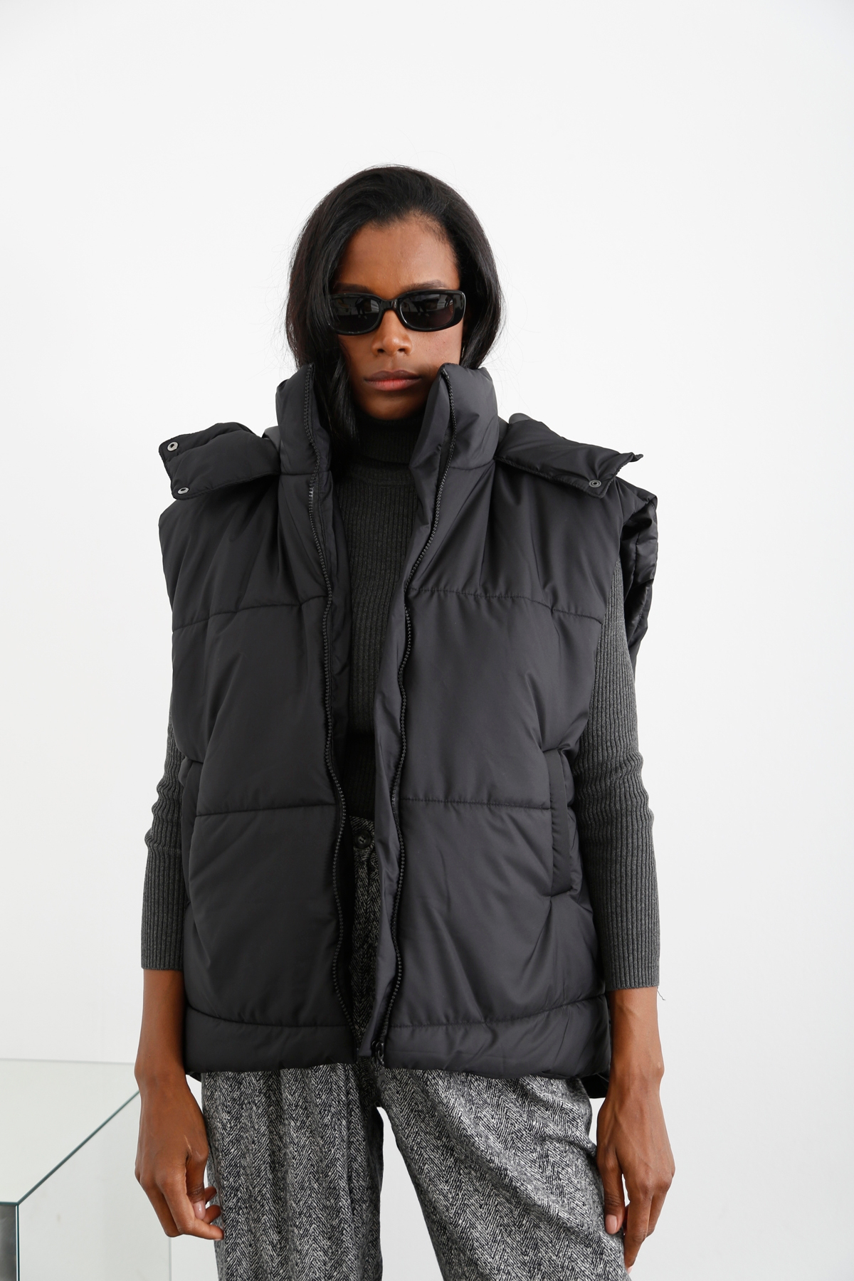 Siyah Kapüşonlu Oversize Şişme Yelek 59004