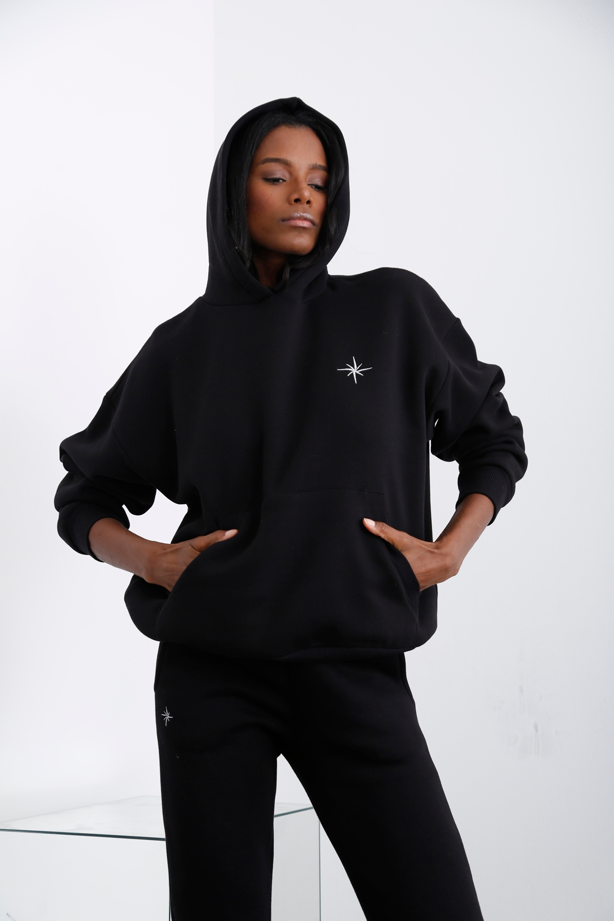 Siyah Kapüşonlu Şardonlu Sweatshirt 