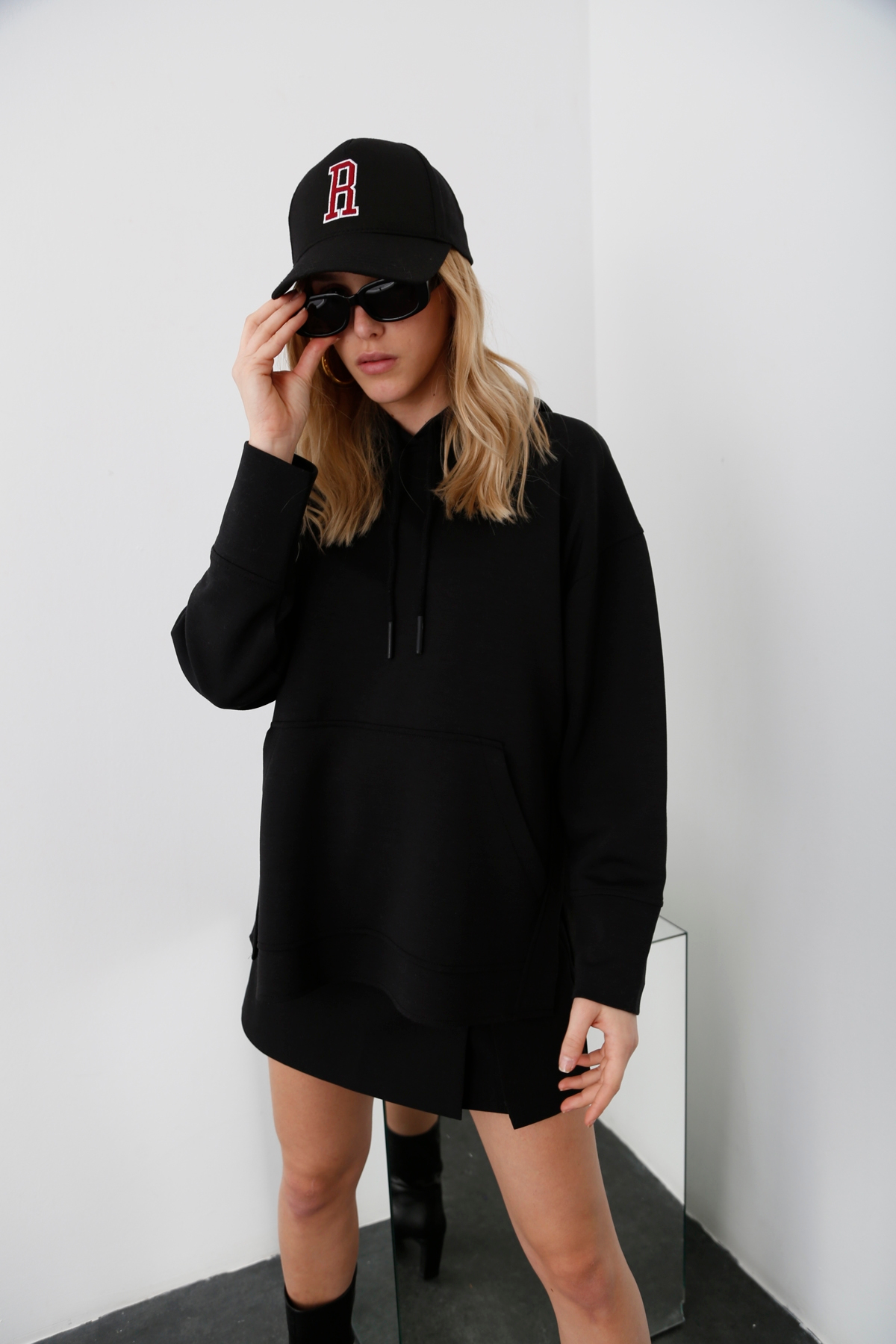 Siyah Kapüşonlu Yırtmaçlı Sweatshirt 3990