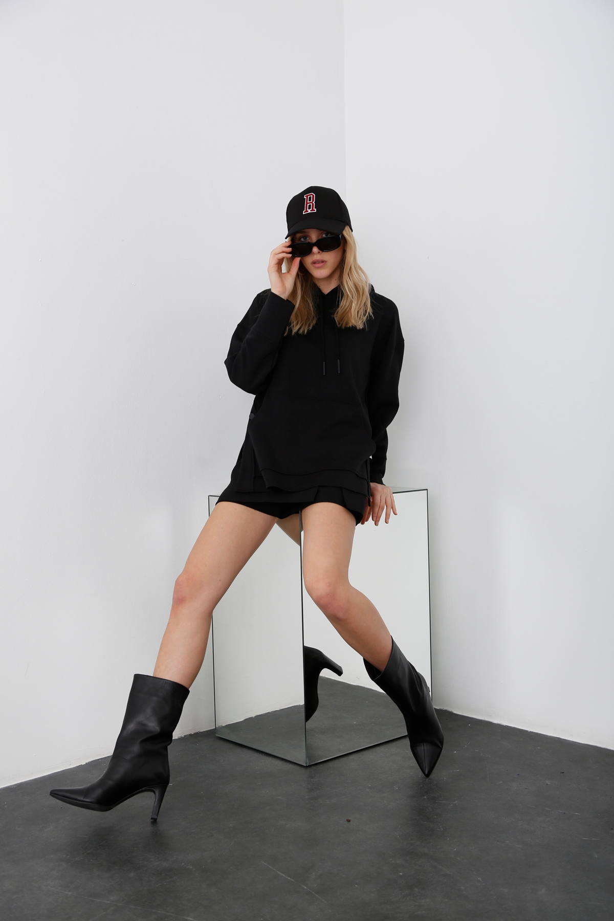 Siyah Kapüşonlu Yırtmaçlı Sweatshirt 3990