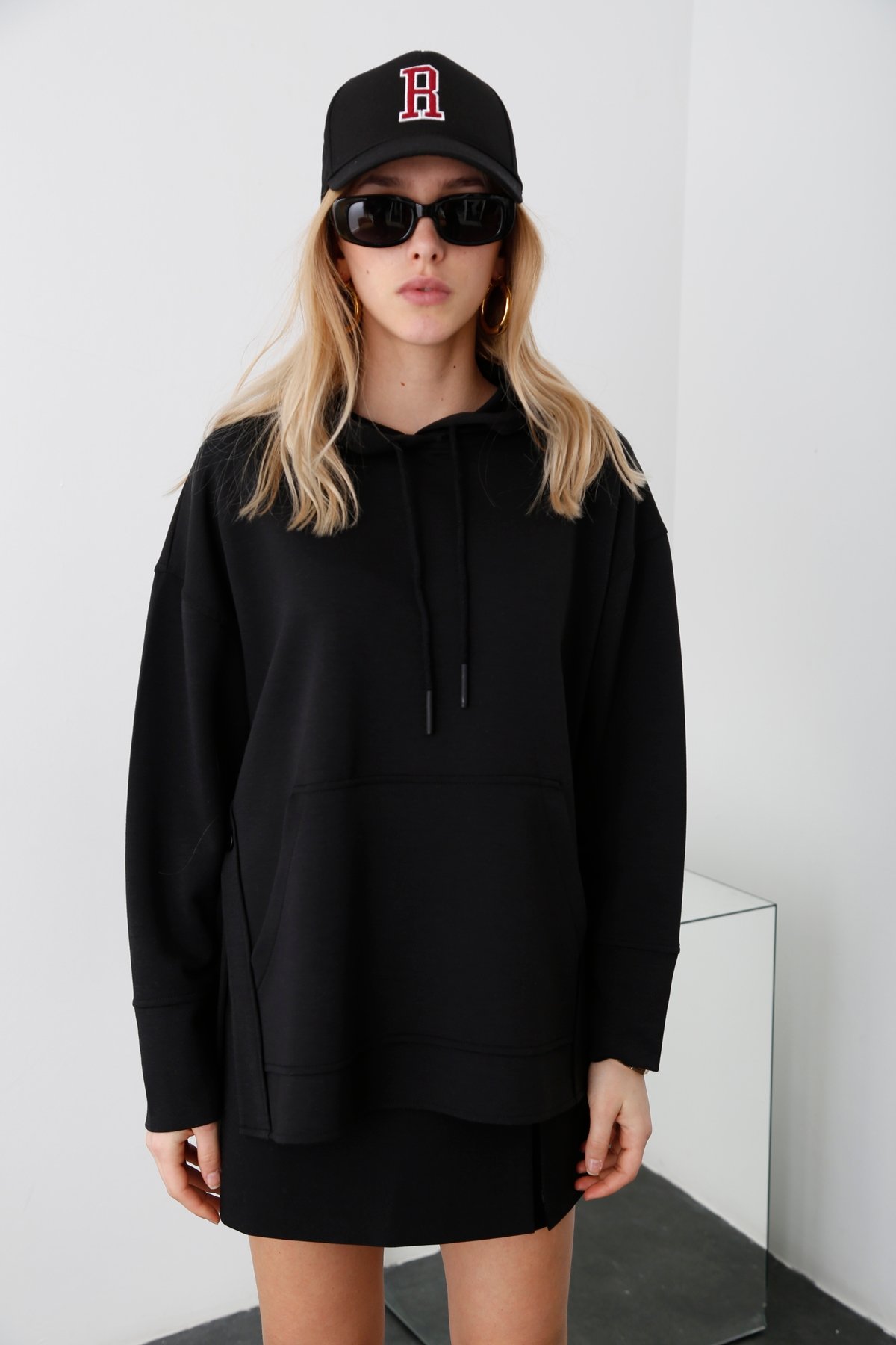 Siyah Kapüşonlu Yırtmaçlı Sweatshirt 3990