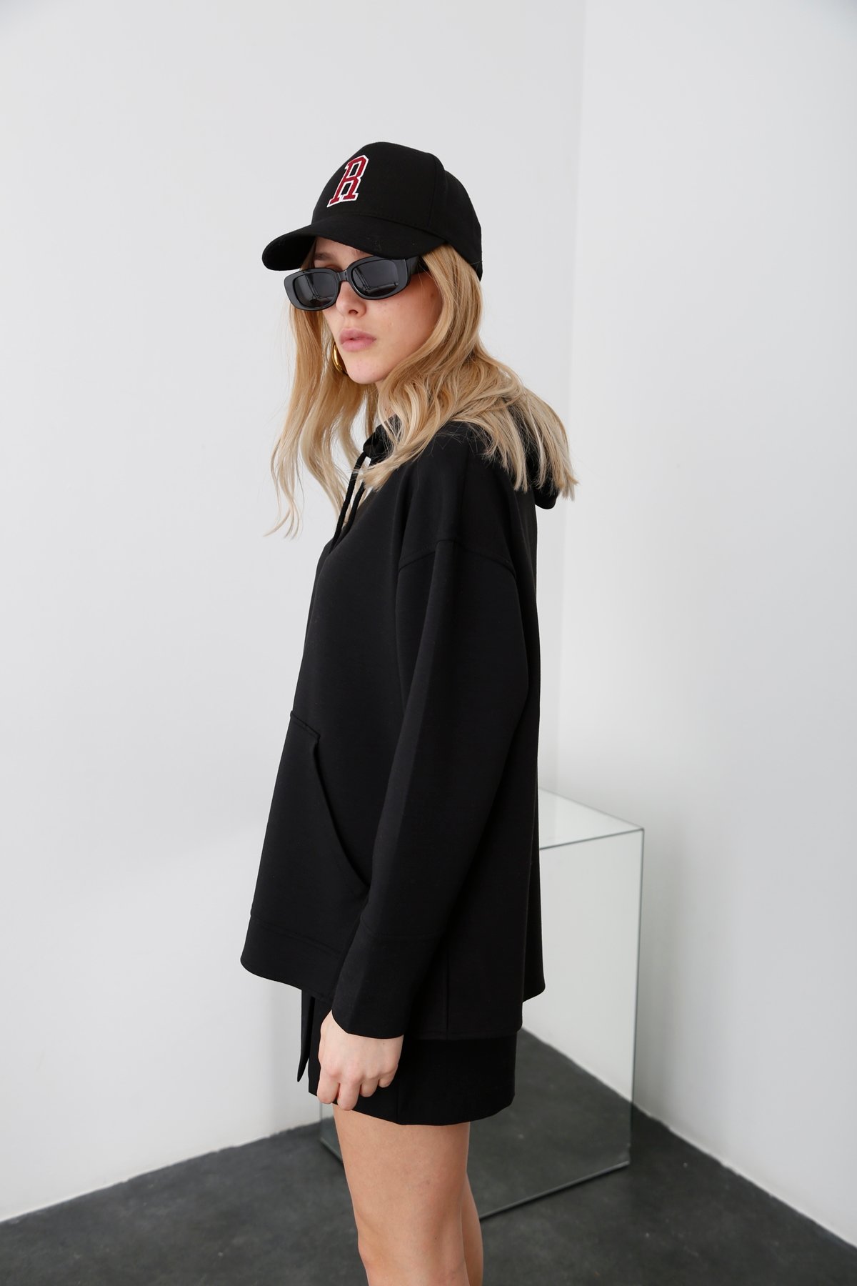 Siyah Kapüşonlu Yırtmaçlı Sweatshirt 3990