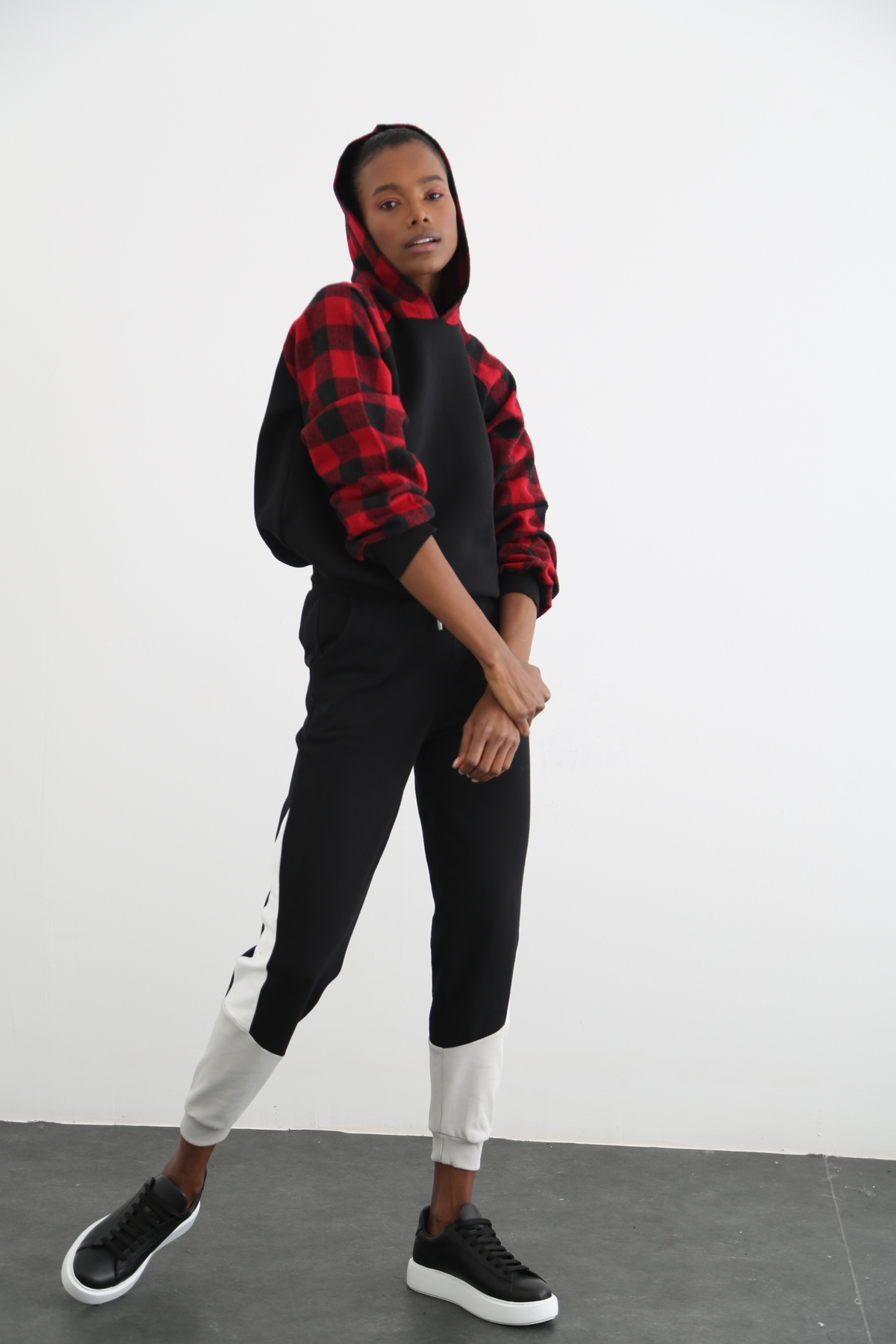Siyah Kaşe Detaylı Oversize Sweatshirt 23022