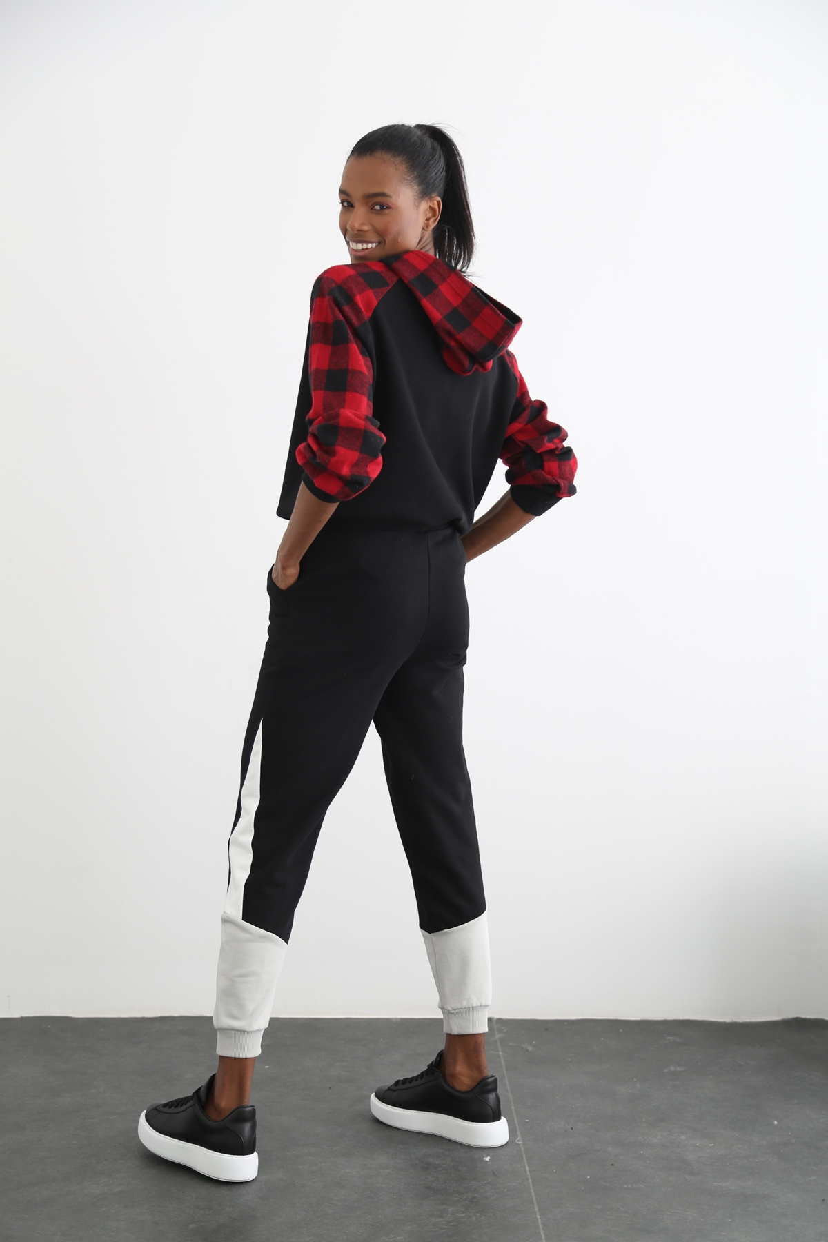 Siyah Kaşe Detaylı Oversize Sweatshirt 23022