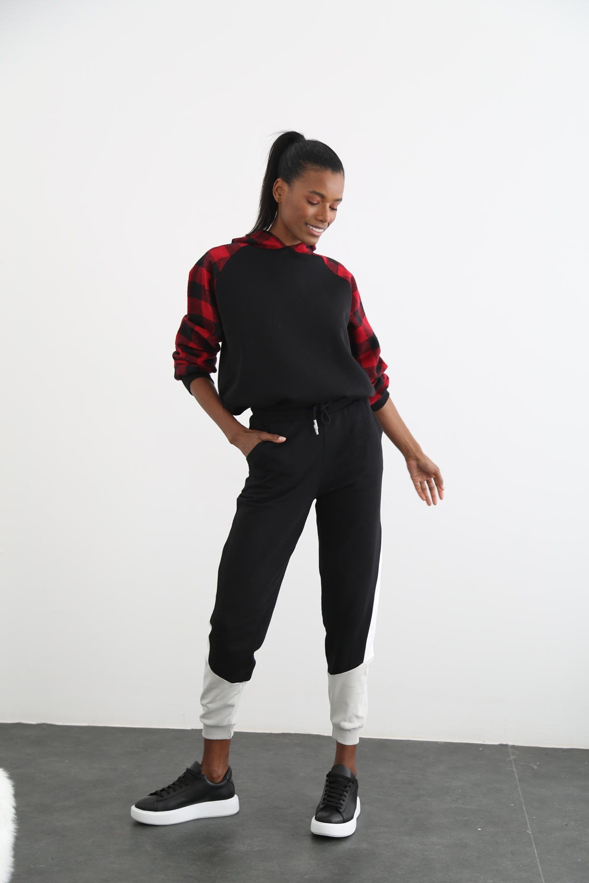 Siyah Kaşe Detaylı Oversize Sweatshirt 23022