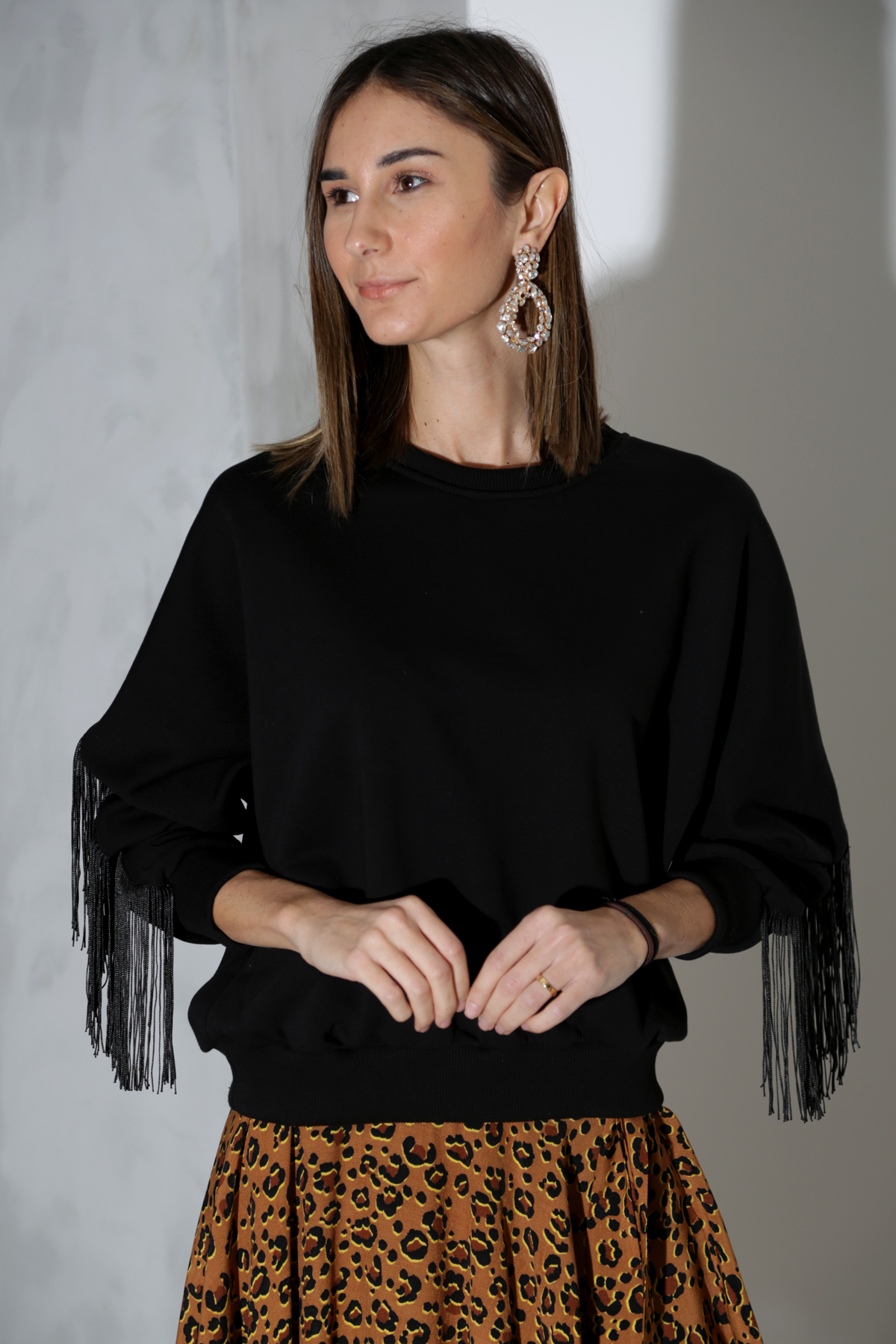 Siyah Kolu Püsküllü Sweatshirt