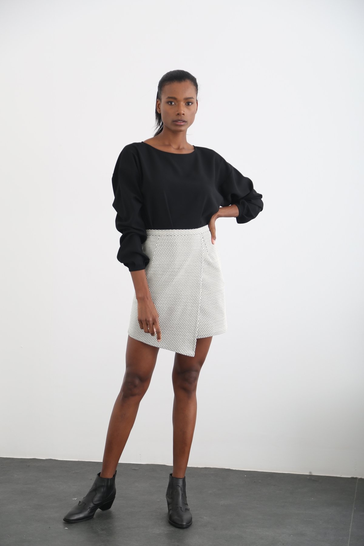 Siyah Krep Havuz Yaka Bluz-1005 
