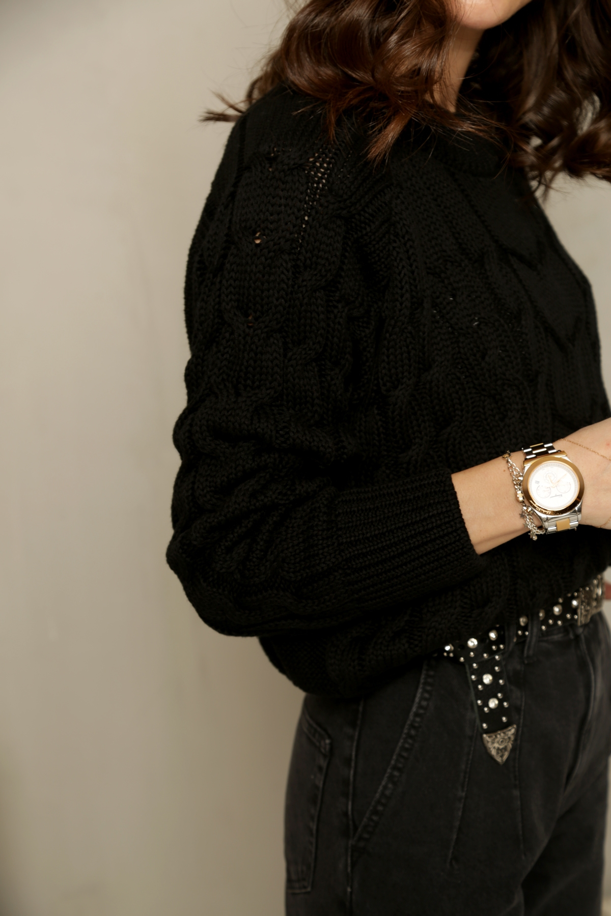 Siyah Saç Örgülü Kazak 