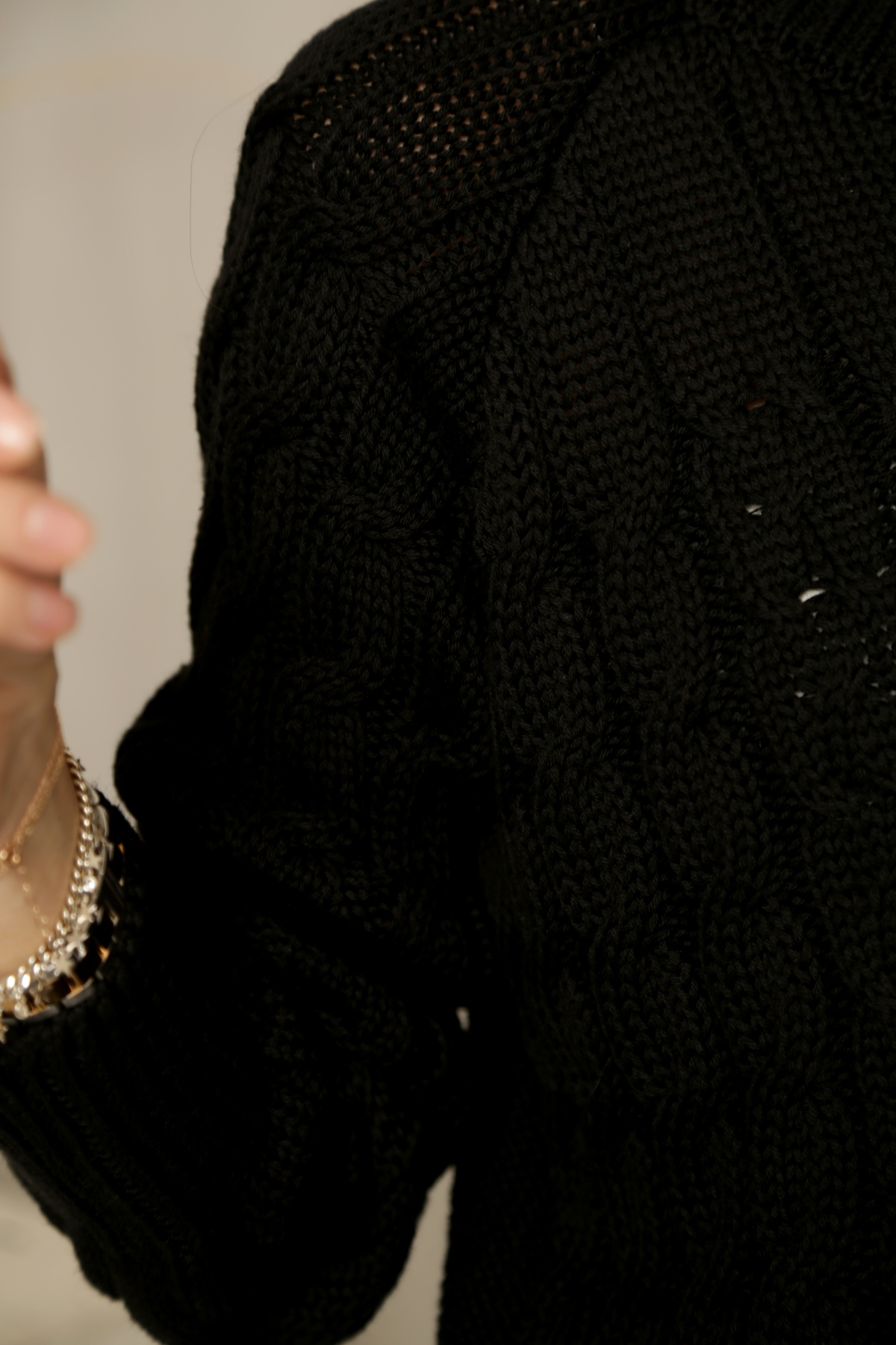 Siyah Saç Örgülü Kazak 