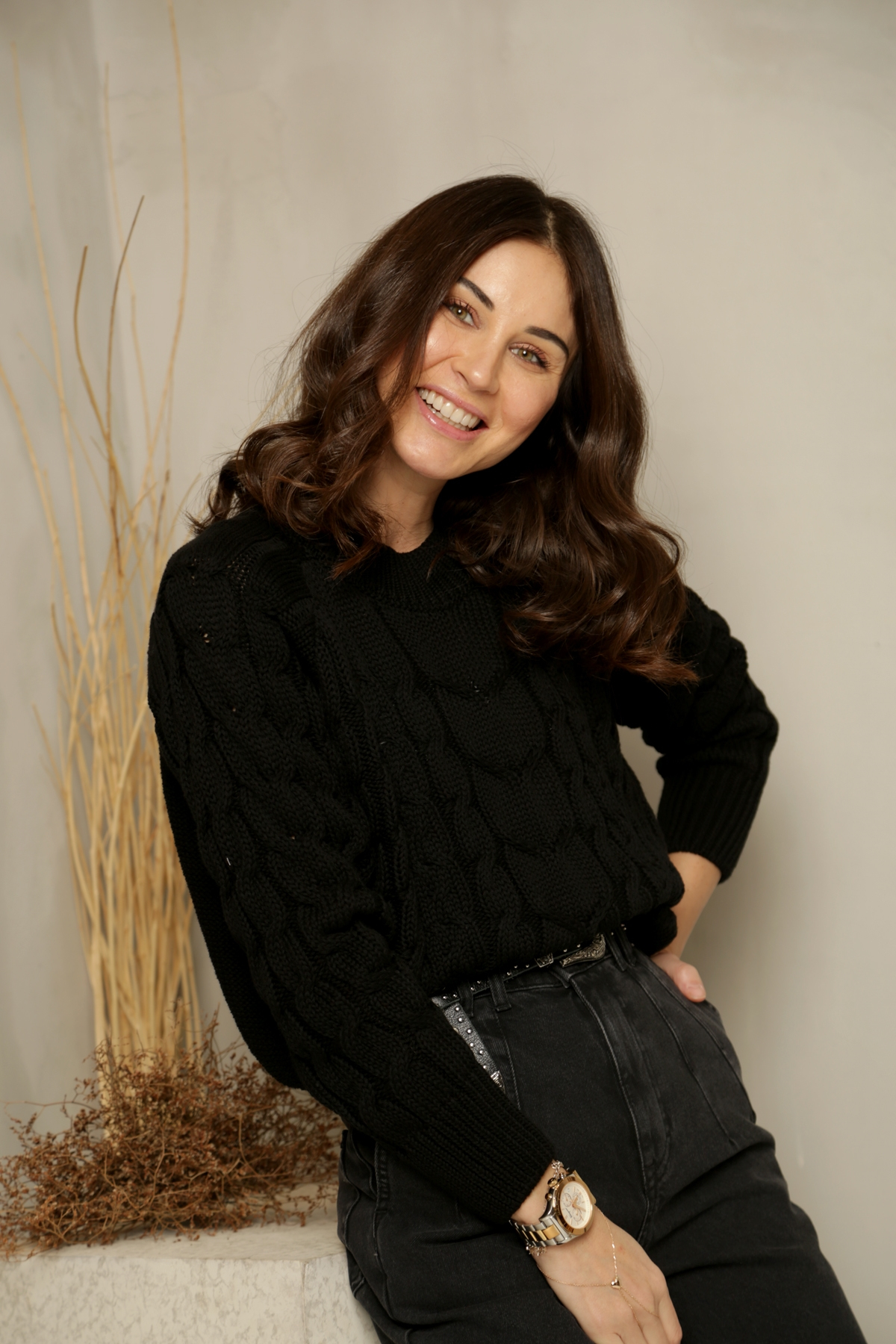 Siyah Saç Örgülü Kazak 