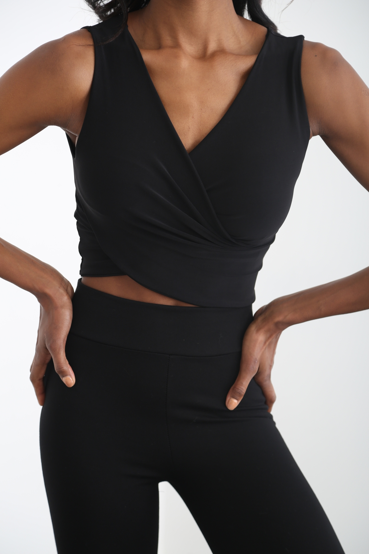 Siyah Sıfır Kol Kruvaze Bluz 