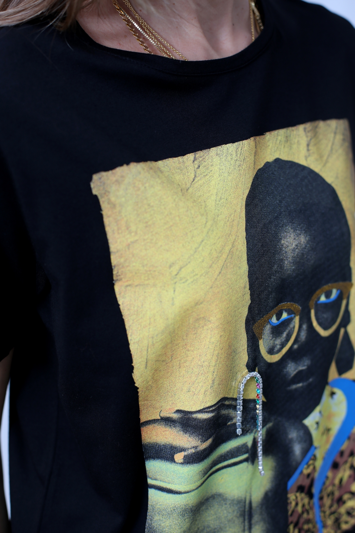 Siyah Taşlı Küpeli Tshirt