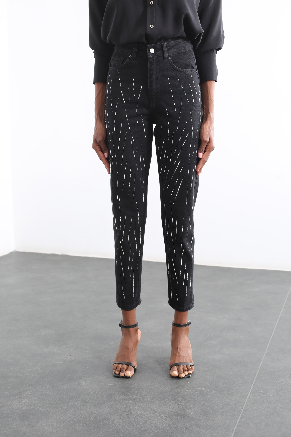 Siyah Ultra Yüksek Bel Taşlı Mom Jean 1084