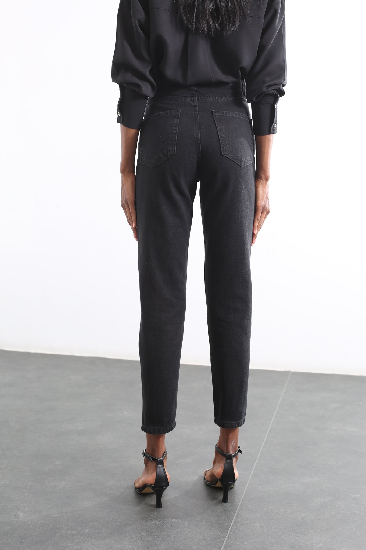 Siyah Ultra Yüksek Bel Taşlı Mom Jean 1084