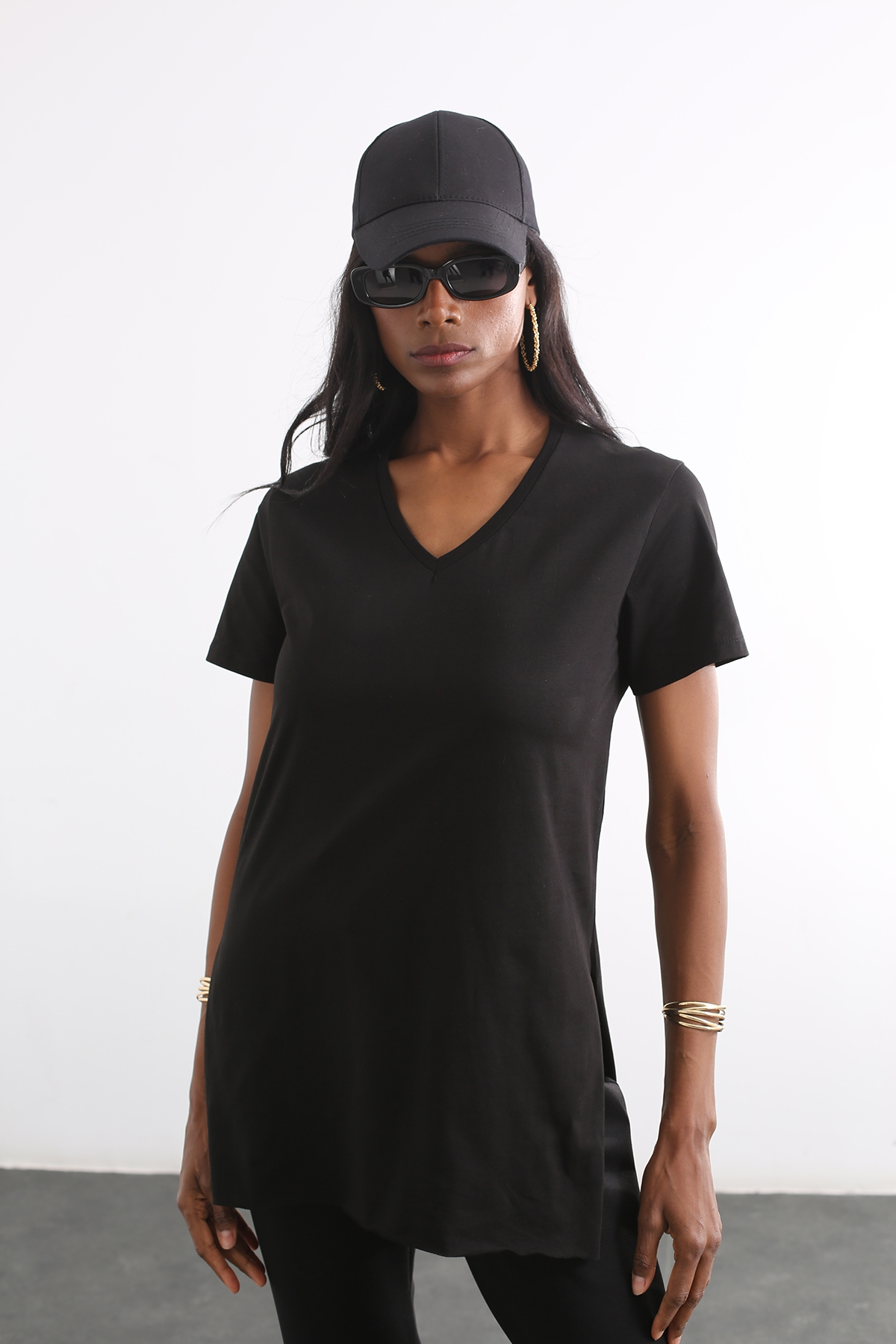 Siyah V Yaka Yırtmaçlı Tshirt 1483
