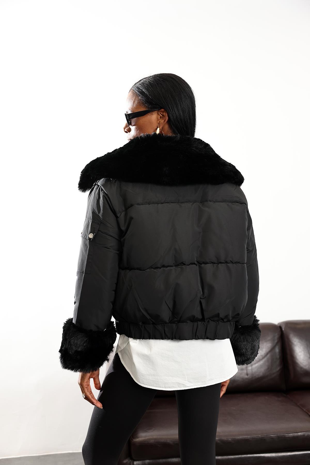 Siyah Yakası Kürklü Su Geçirmez Mont D99626