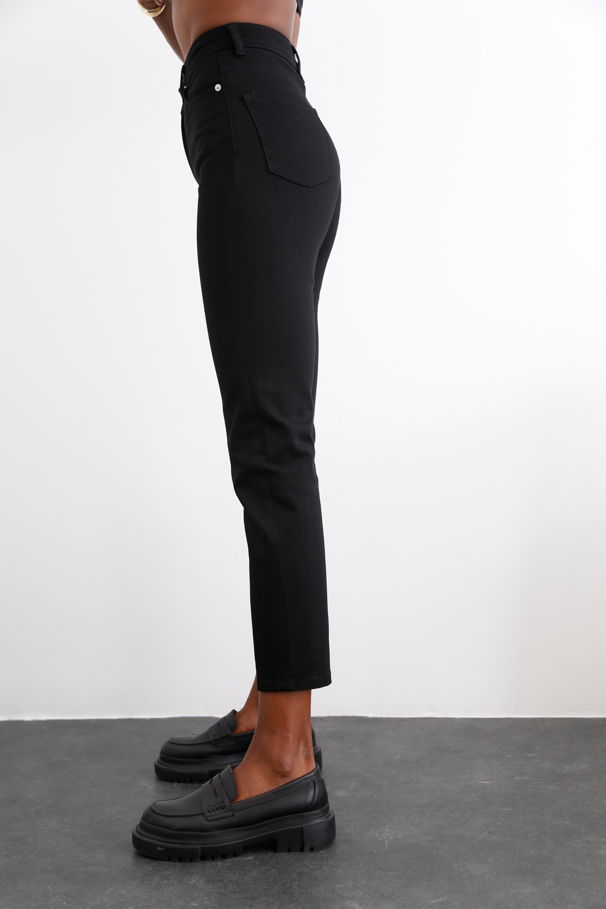 Siyah Yüksek Bel Likralı Mom Fit Jean 