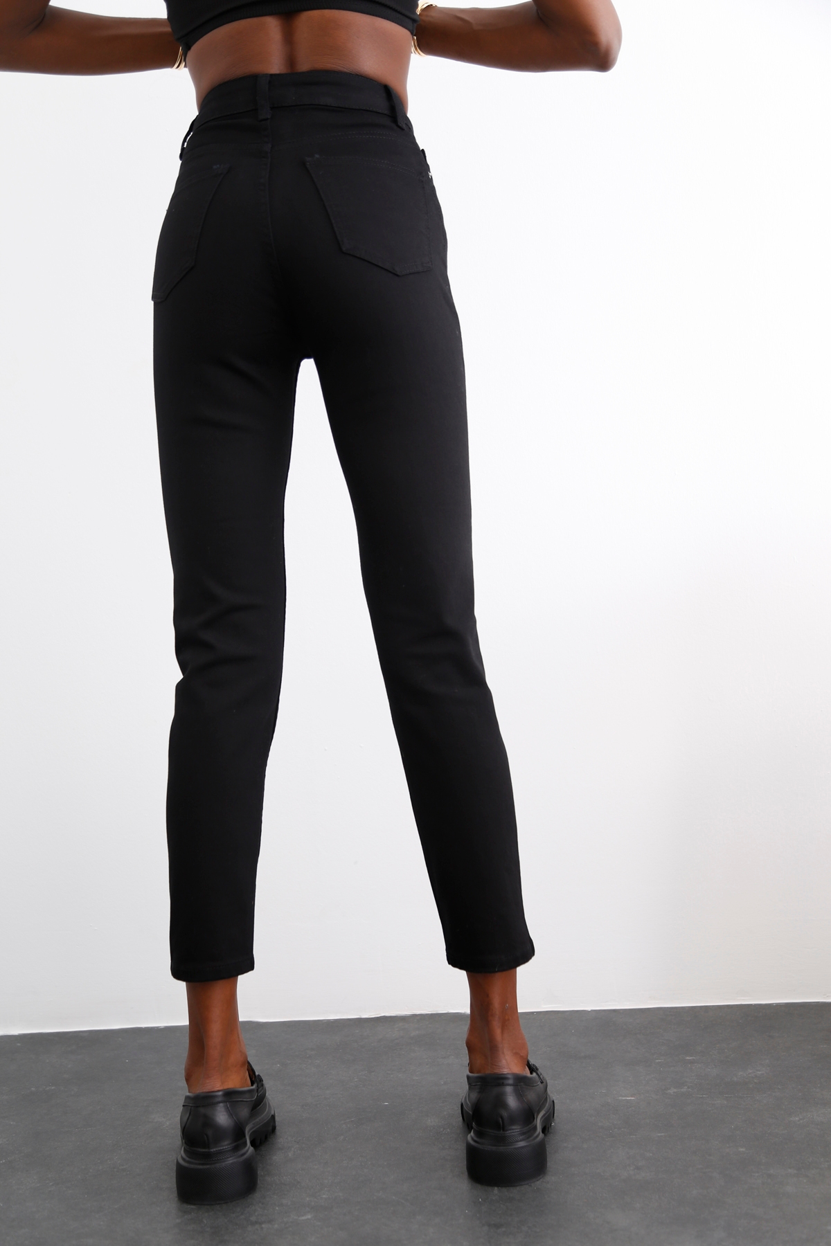 Siyah Yüksek Bel Likralı Mom Fit Jean 