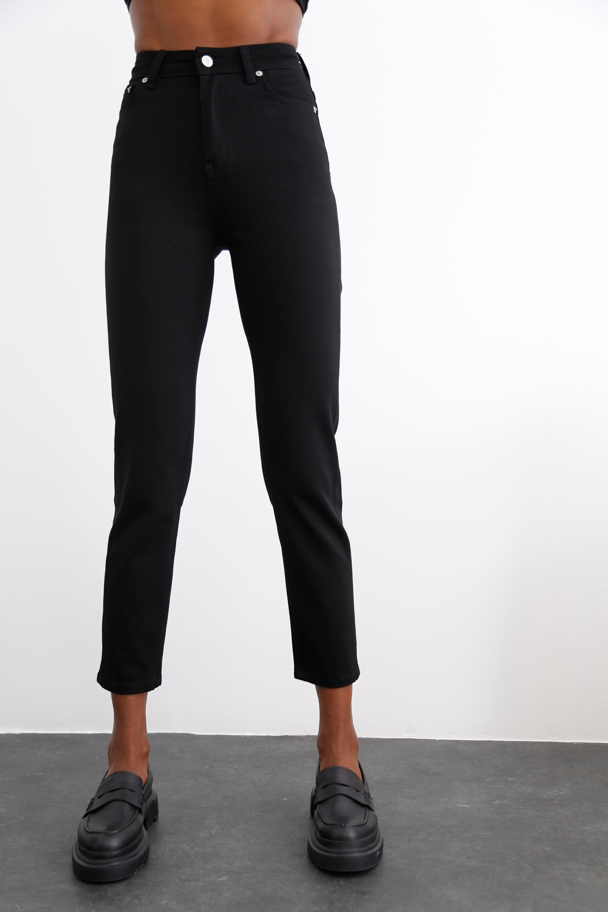 Siyah Yüksek Bel Likralı Mom Fit Jean 