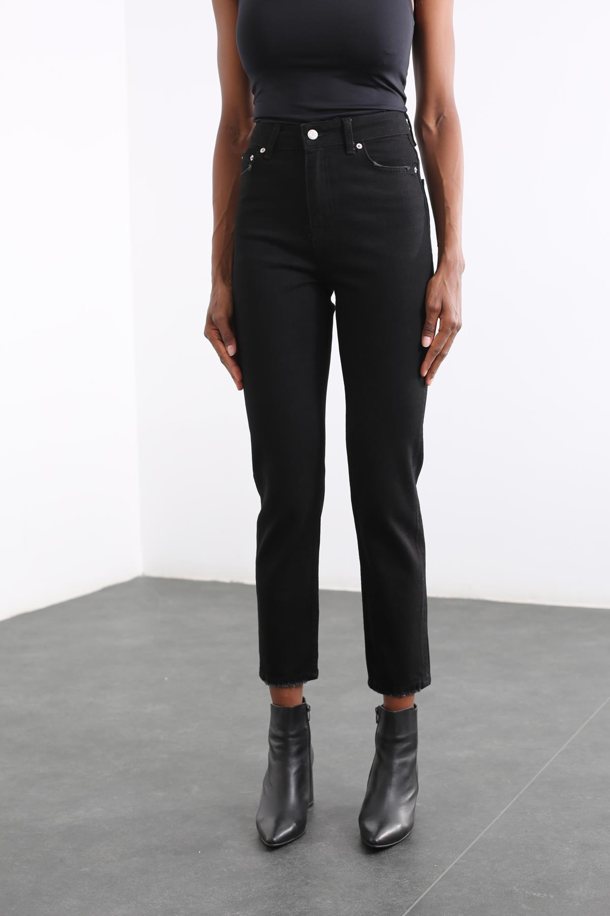 Siyah Yüksek Bel Mom Fit Jean 