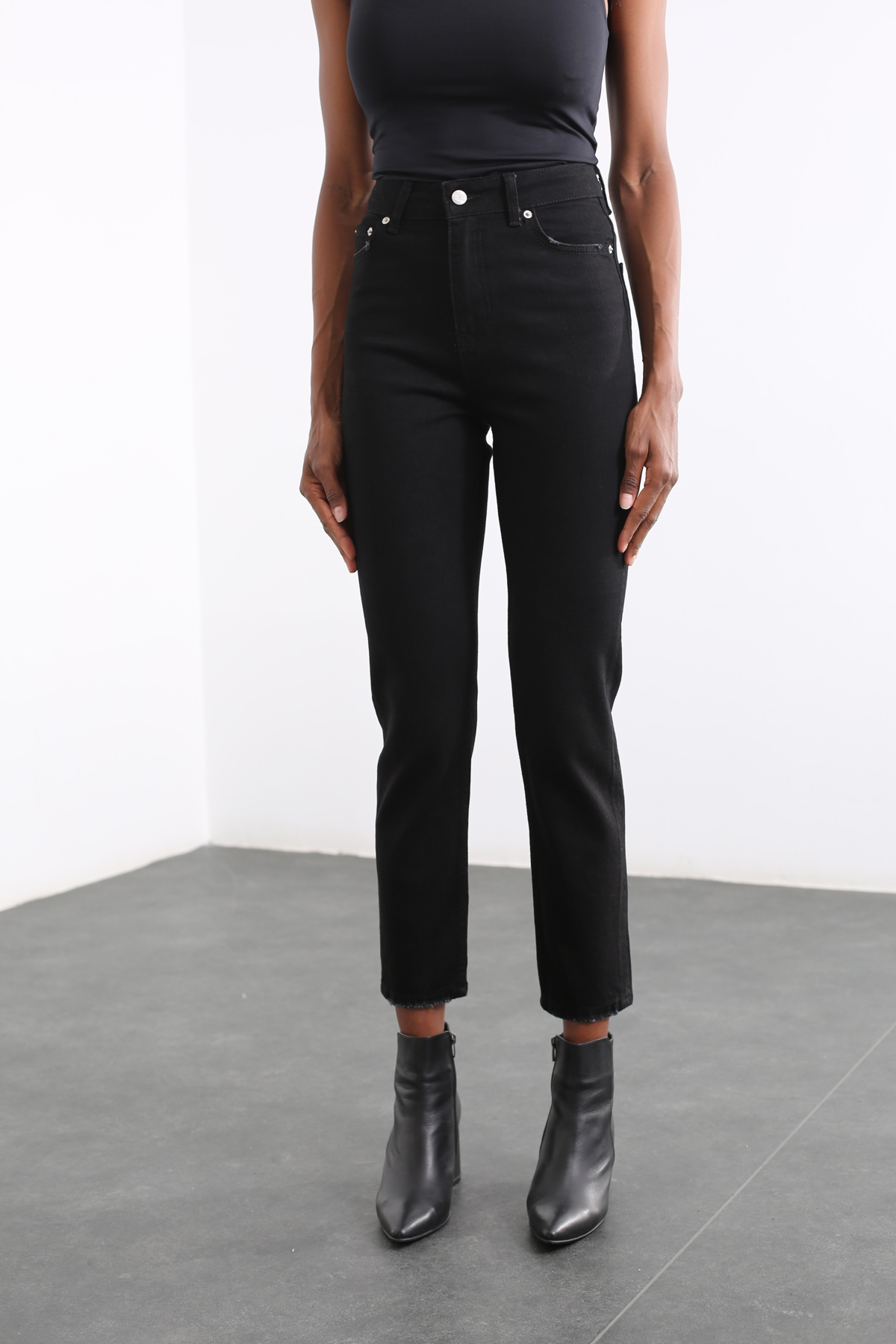 Siyah Yüksek Bel Mom Fit Jean 209