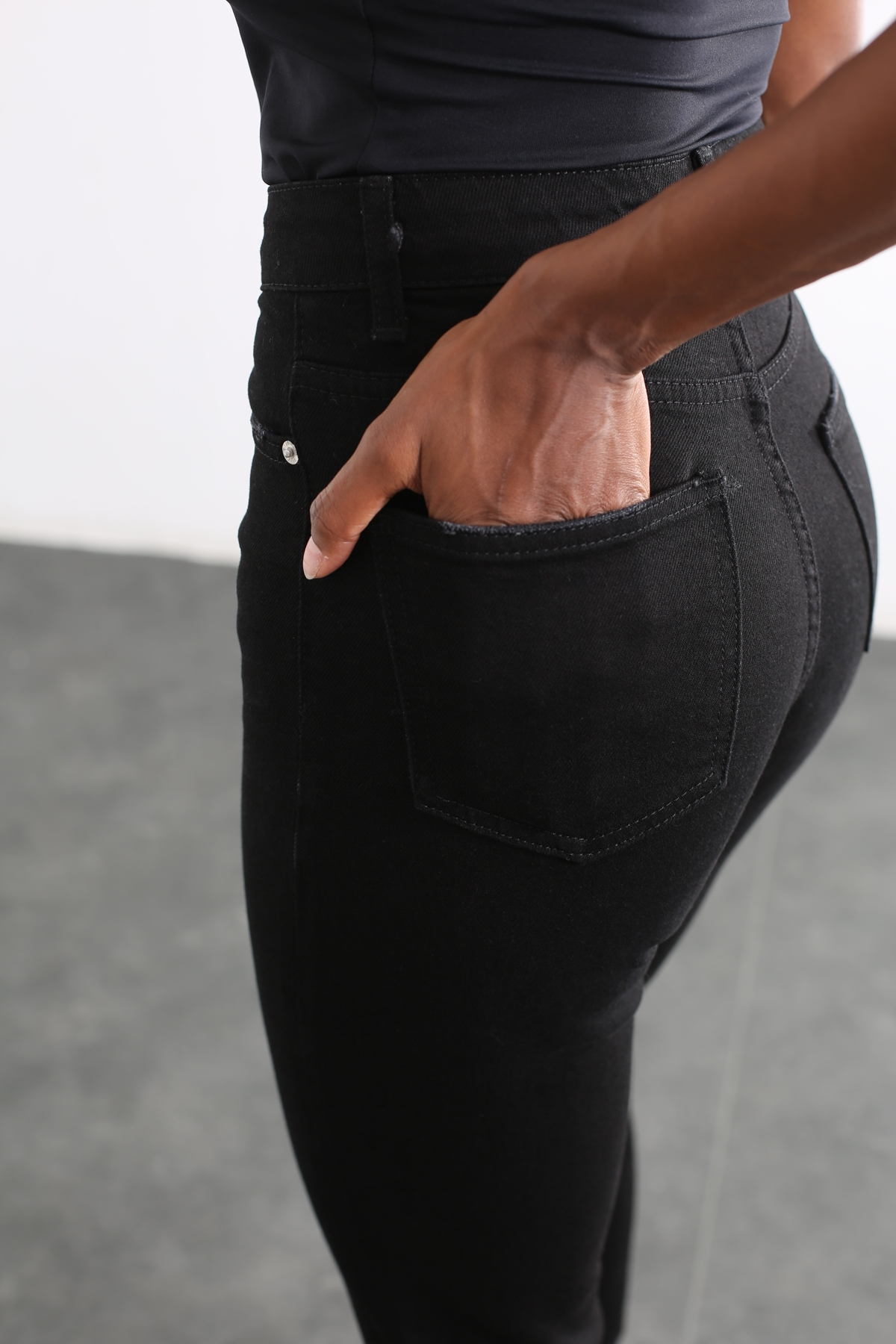 Siyah Yüksek Bel Mom Fit Jean 209