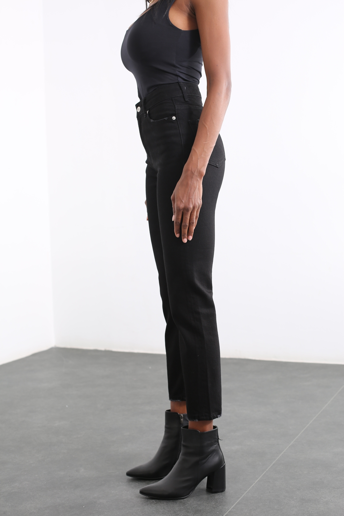 Siyah Yüksek Bel Mom Fit Jean 209