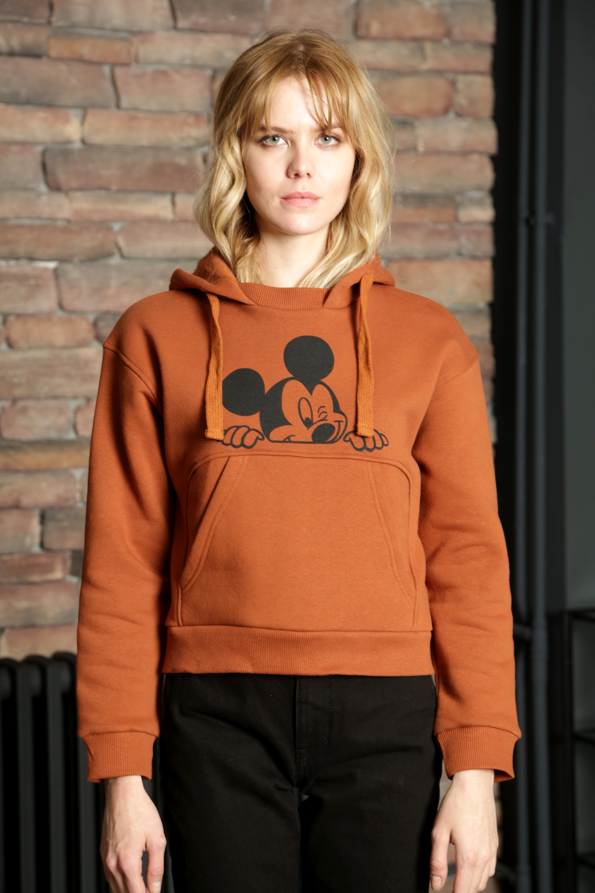 Taba Mickey Mouse Baskılı Kapşonlu Kısa Sweatshirt