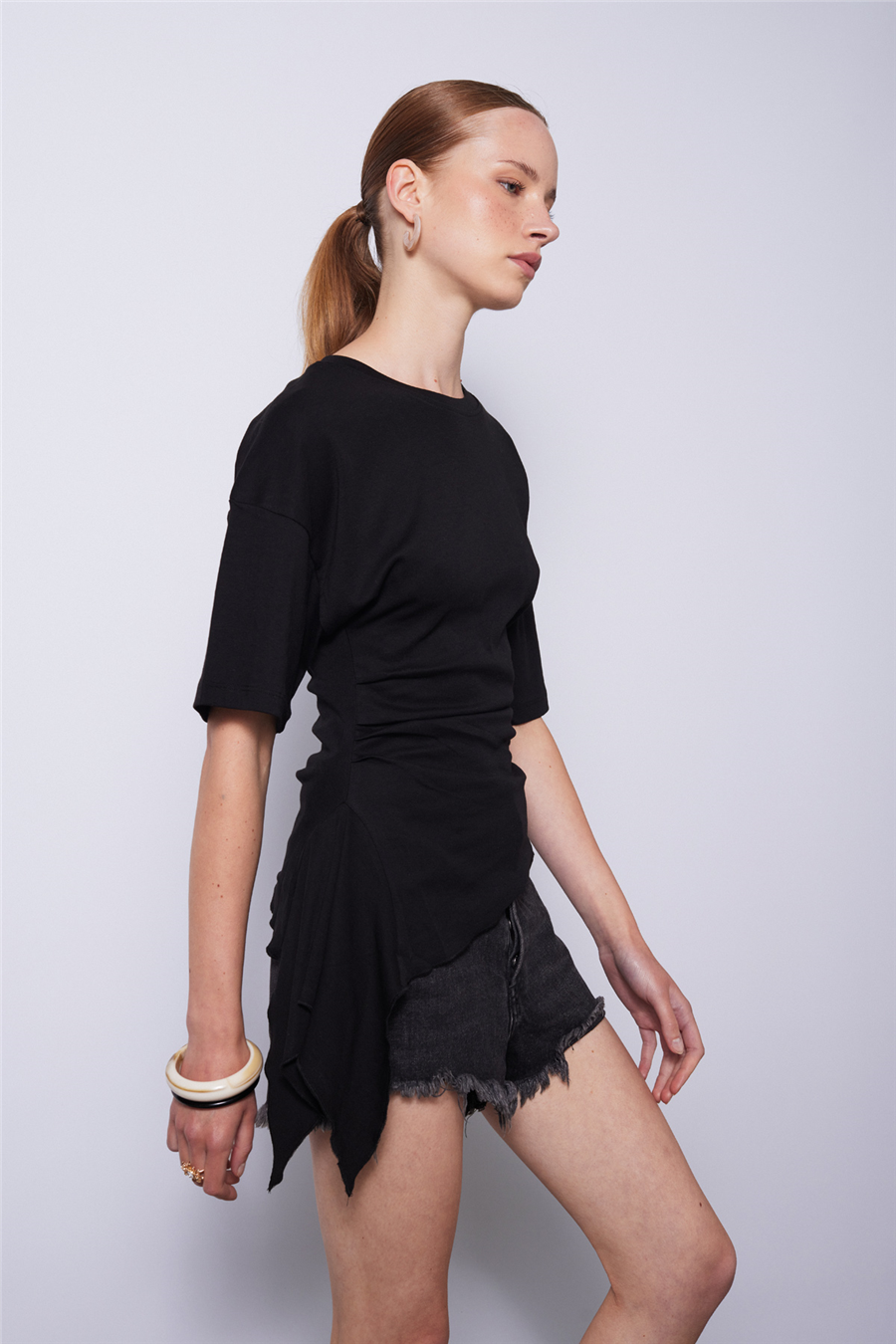 Nisan KISA KOLLU ASİMETRİK T-SHIRT SİYAH N26-2321
