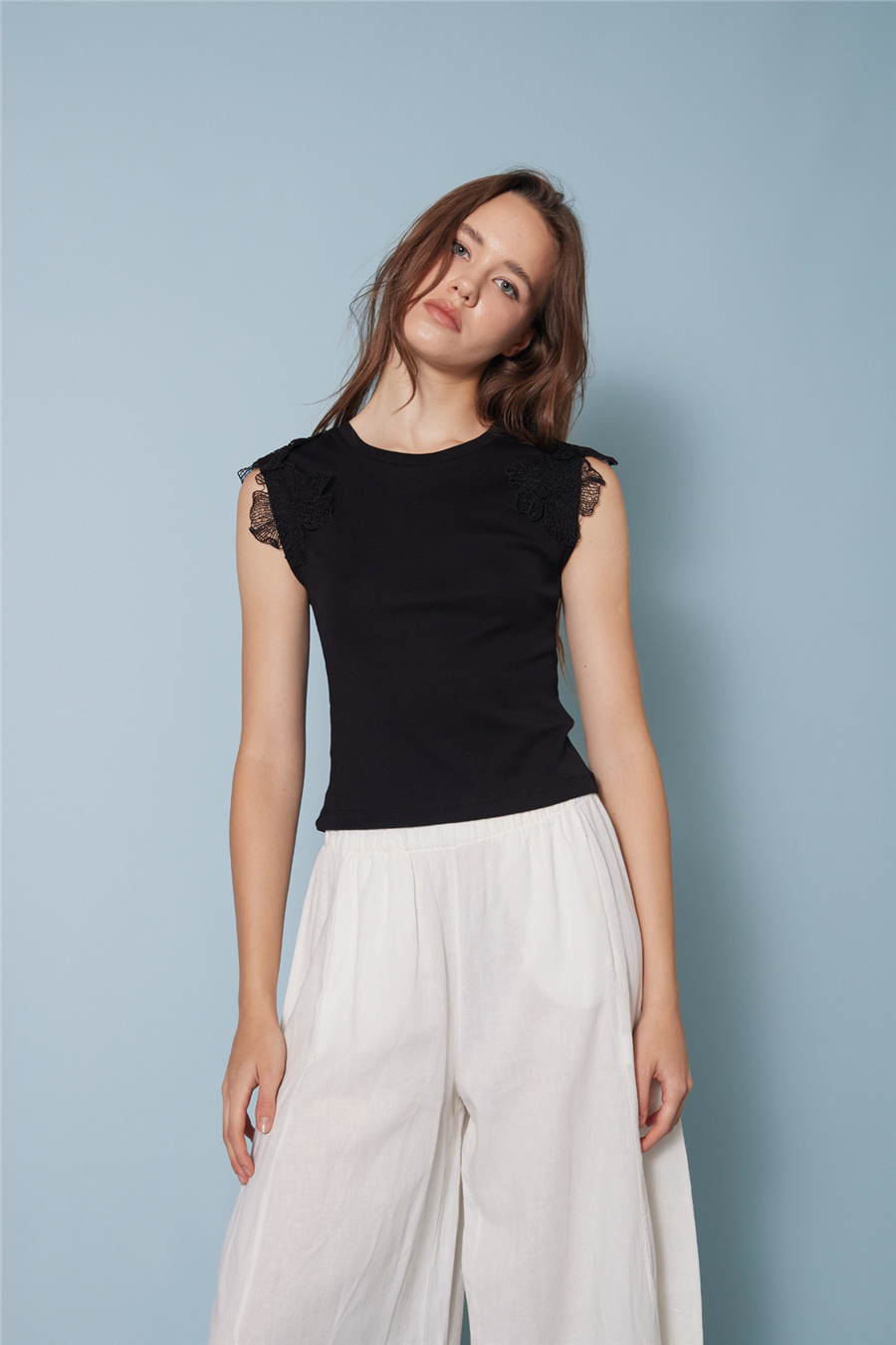 Nisan OMUZLARI ÇİÇEK DETAYLI KOLSUZ T-SHIRT SİYAH N26-2250