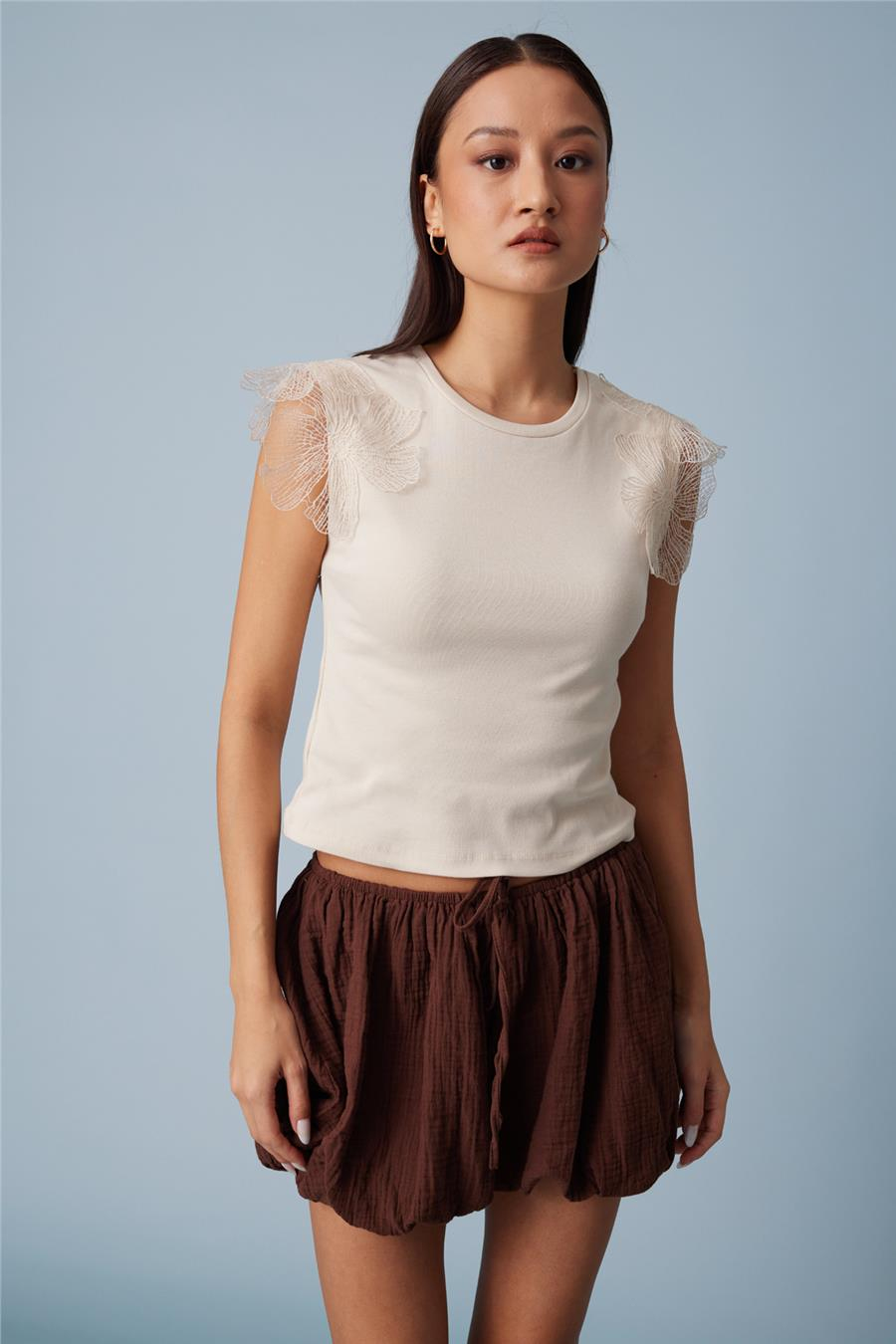 Nisan OMUZLARI ÇİÇEK DETAYLI KOLSUZ T-SHIRT BEJ N26-2250