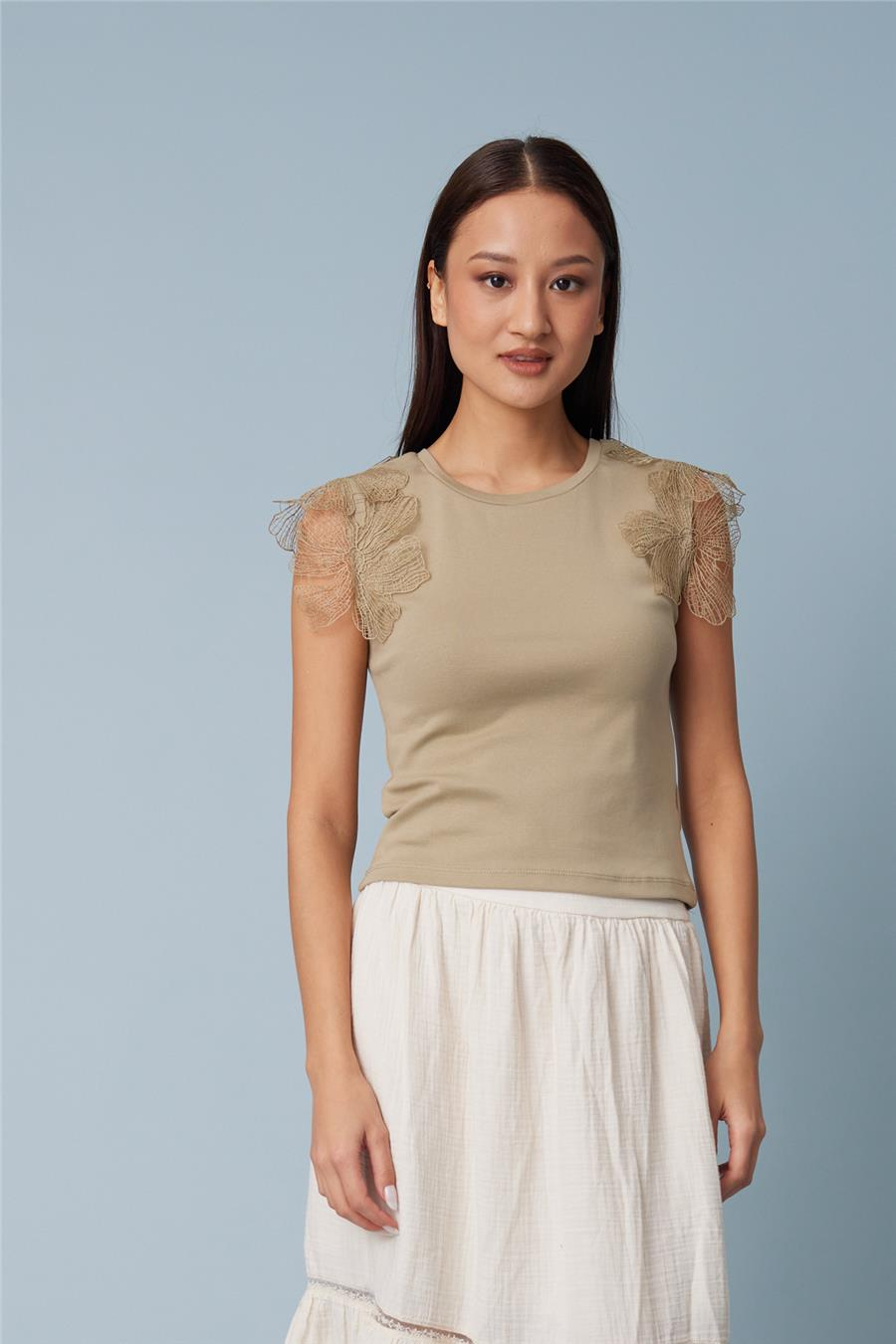 Nisan OMUZLARI ÇİÇEK DETAYLI KOLSUZ T-SHIRT ADAÇAYI N26-2250