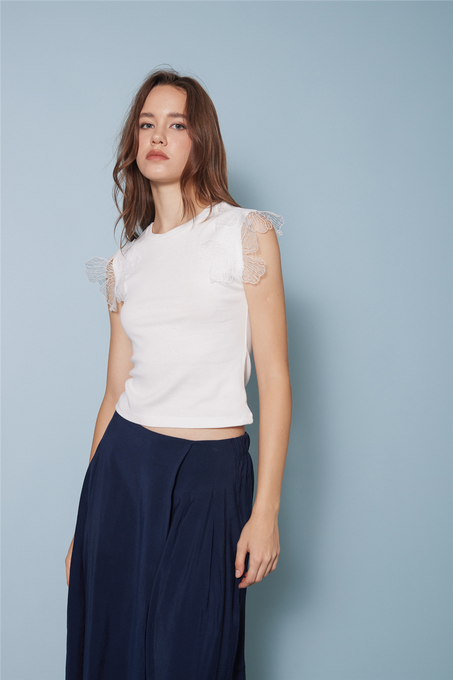 Nisan OMUZLARI ÇİÇEK DETAYLI KOLSUZ T-SHIRT EKRU N26-2250