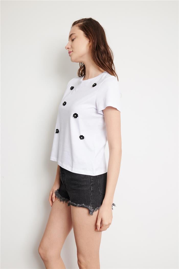 Avrile ÇİÇEK AKSESUAR DETAYLI BASIC T-SHIRT BEYAZ A24-10261