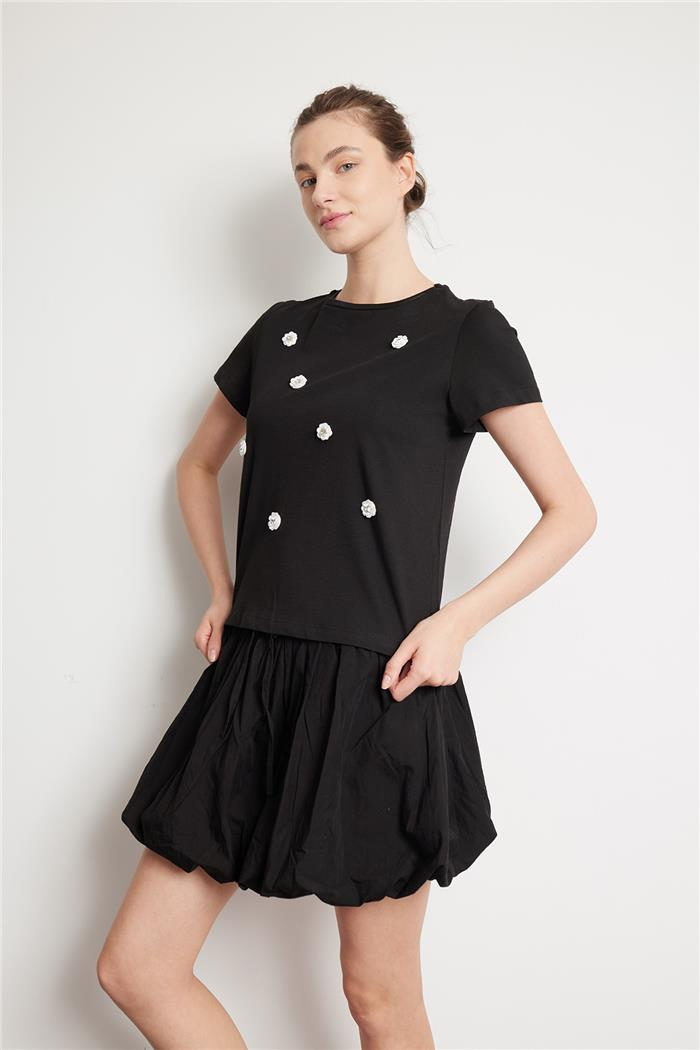 Avrile ÇİÇEK AKSESUAR DETAYLI BASIC T-SHIRT SİYAH A24-10261