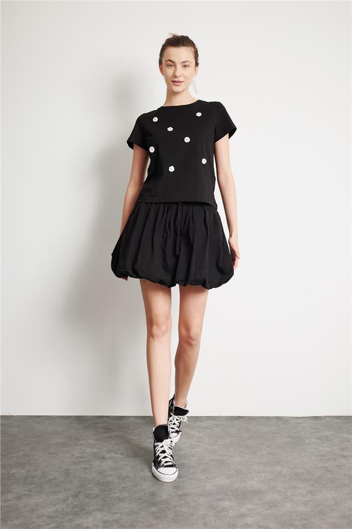 Avrile ÇİÇEK AKSESUAR DETAYLI BASIC T-SHIRT SİYAH A24-10261