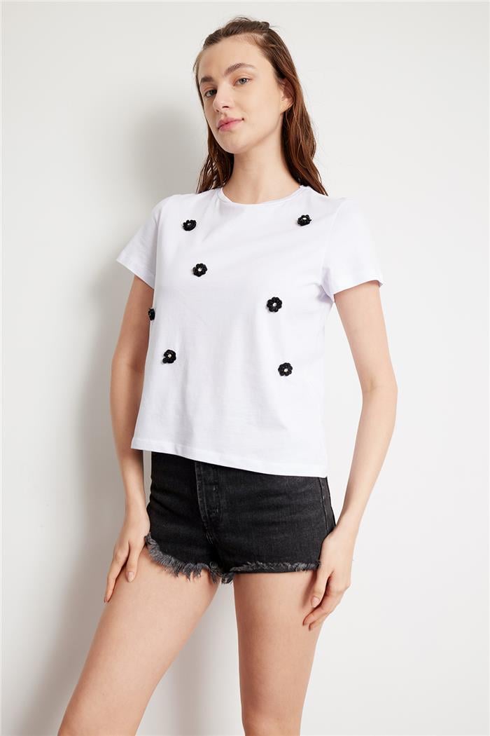 Avrile ÇİÇEK AKSESUAR DETAYLI BASIC T-SHIRT BEYAZ A24-10261