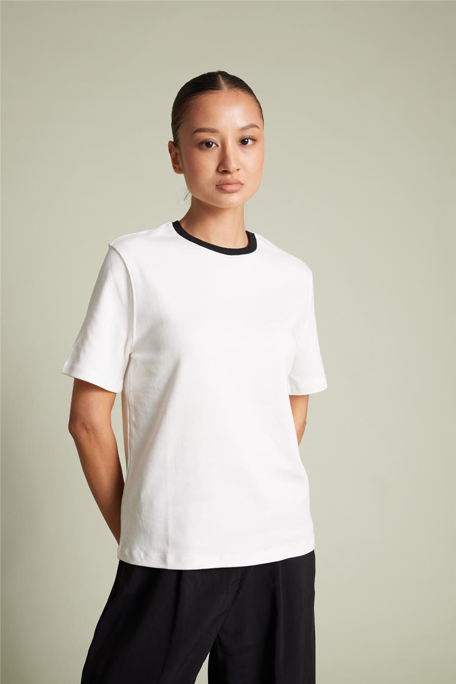 Avrile Contrast Collar Detail T-shirt Ecru A24-10245