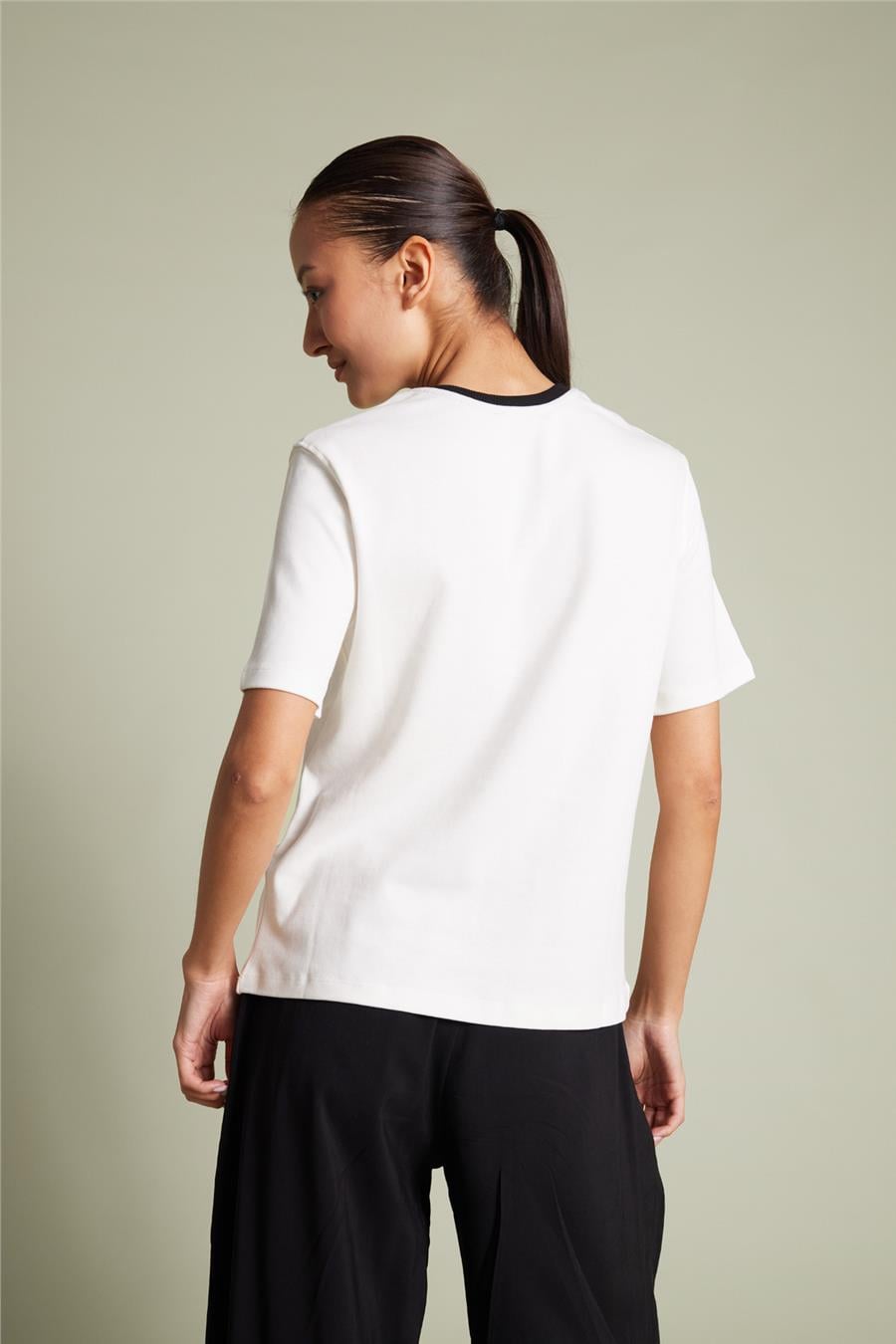 Avrile Contrast Collar Detail T-shirt Ecru A24-10245