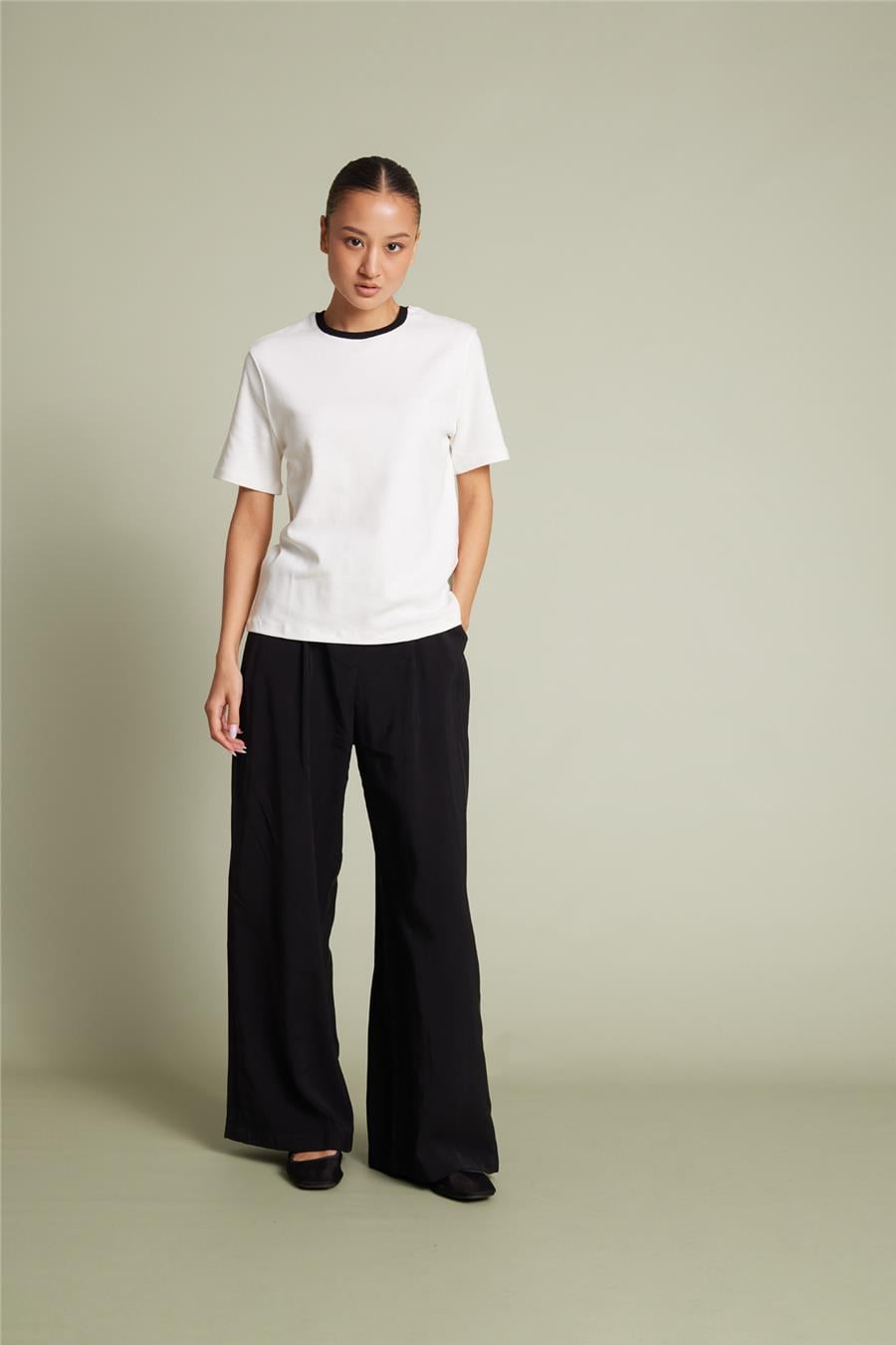 Avrile Contrast Collar Detail T-shirt Ecru A24-10245