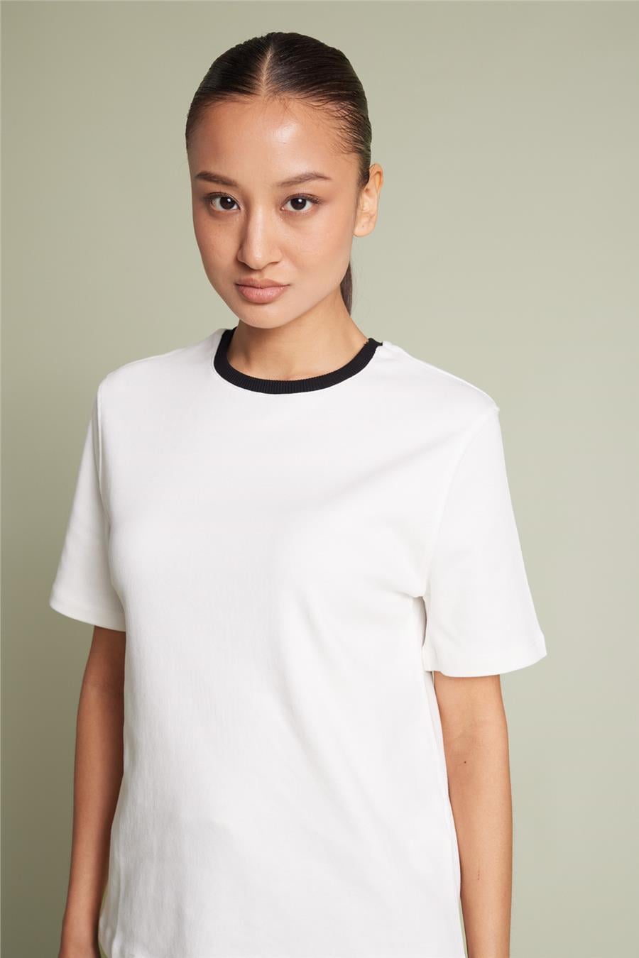 Avrile Contrast Collar Detail T-shirt Ecru A24-10245