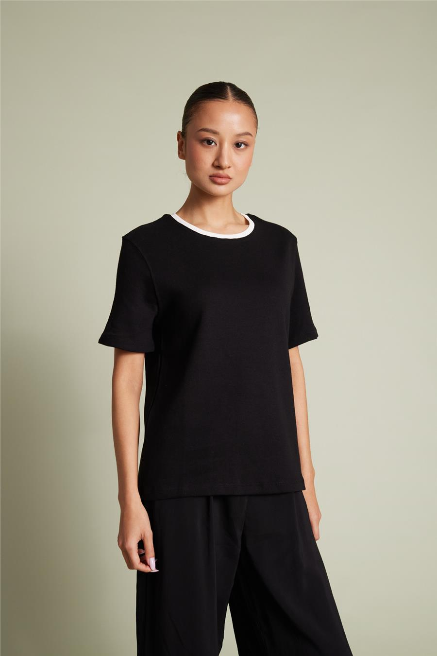 Avrile Contrast Collar Detail T-shirt Black A24-10245