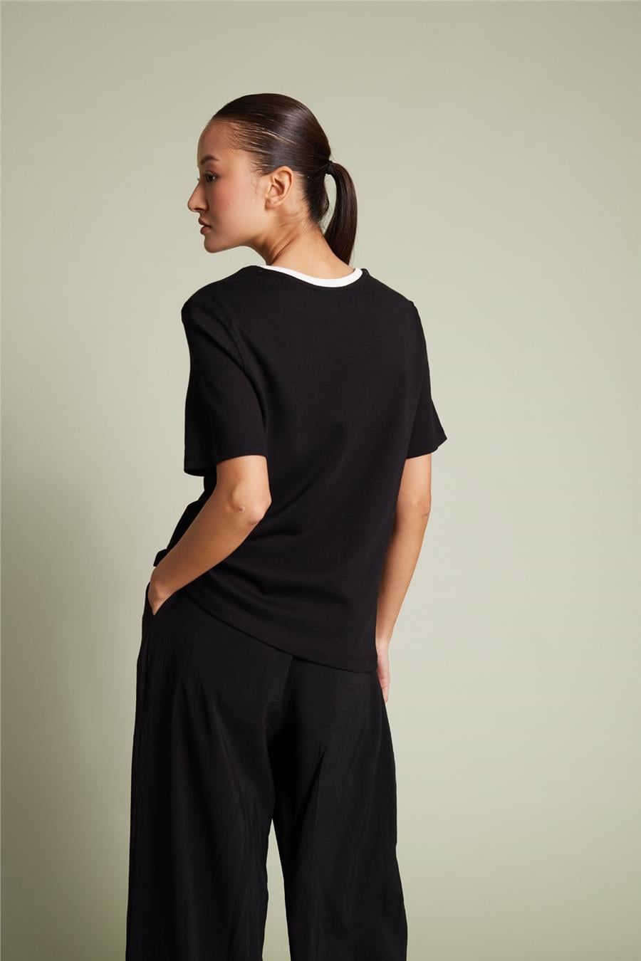 Avrile Contrast Collar Detail T-shirt Black A24-10245