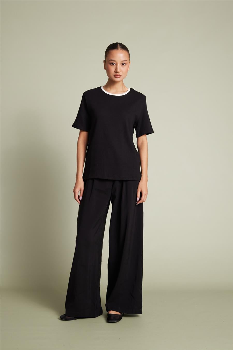Avrile Contrast Collar Detail T-shirt Black A24-10245
