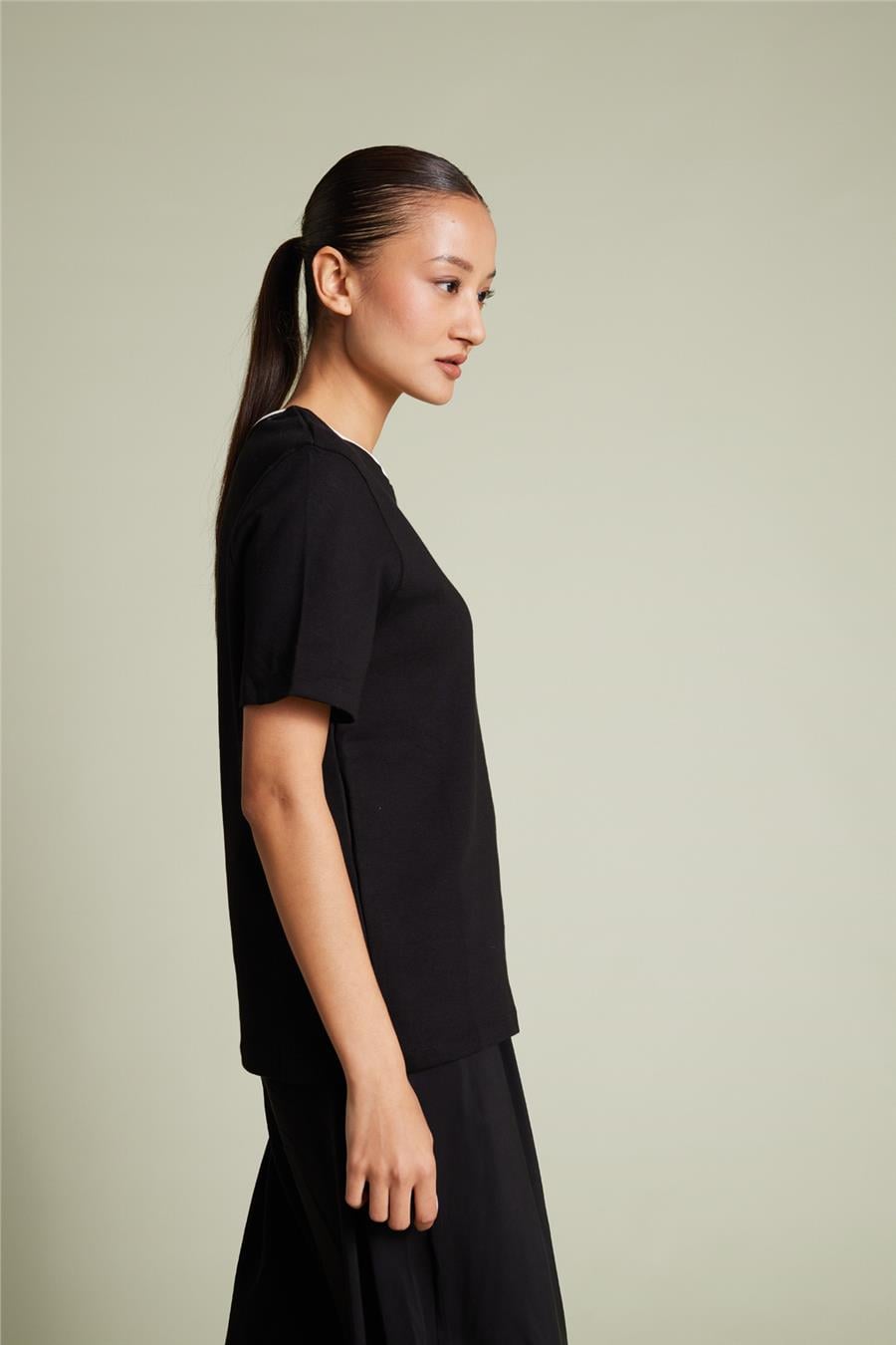 Avrile Contrast Collar Detail T-shirt Black A24-10245
