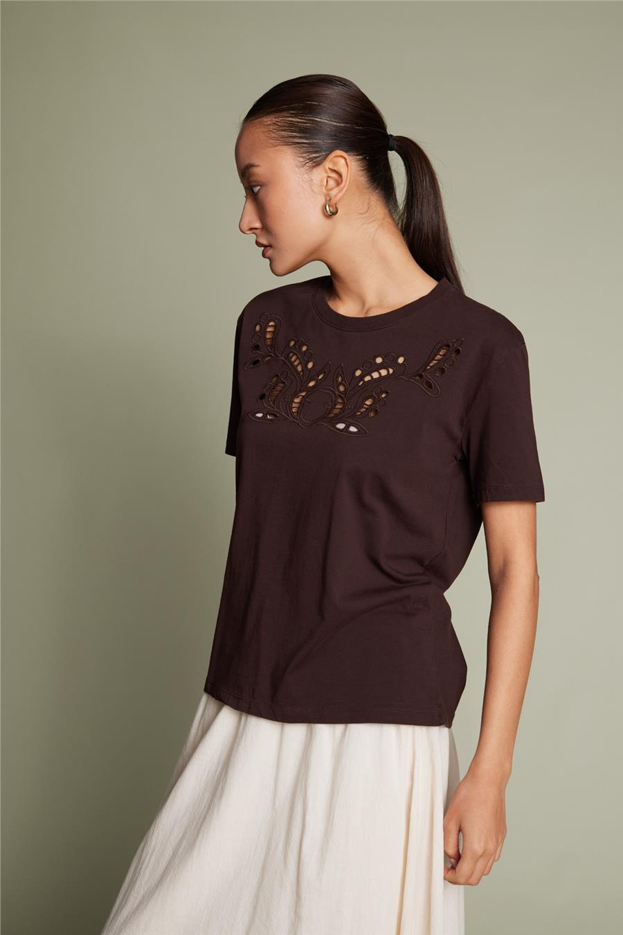 Nisan CUTWORK NAKIŞ DETAYLI KISA KOLLU T-SHIRT KAHVE N26-2384