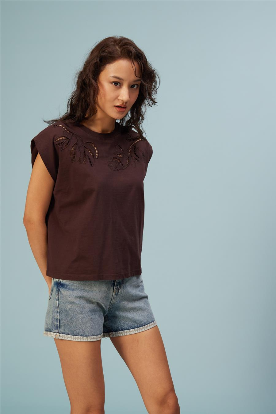 Nisan CUTWORK NAKIŞ DETAYLI T-SHIRT KAHVE N26-2248