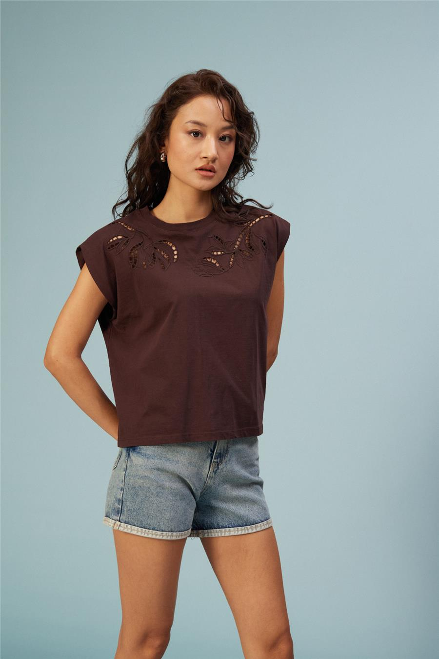 Nisan CUTWORK NAKIŞ DETAYLI T-SHIRT KAHVE N26-2248
